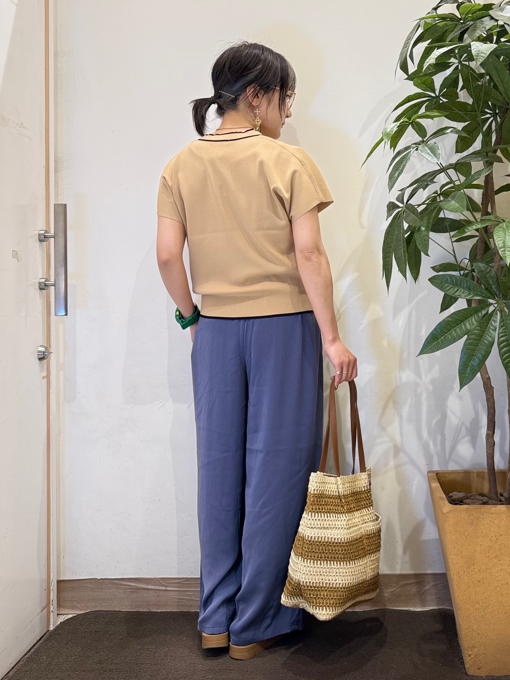 misakiさんの「SHOO･LA･RUE｜【毎日洗える/ひんやり/UV/S-LL】 毛玉になりにくい配色ボウタイ半袖ニット」を使ったコーディネート