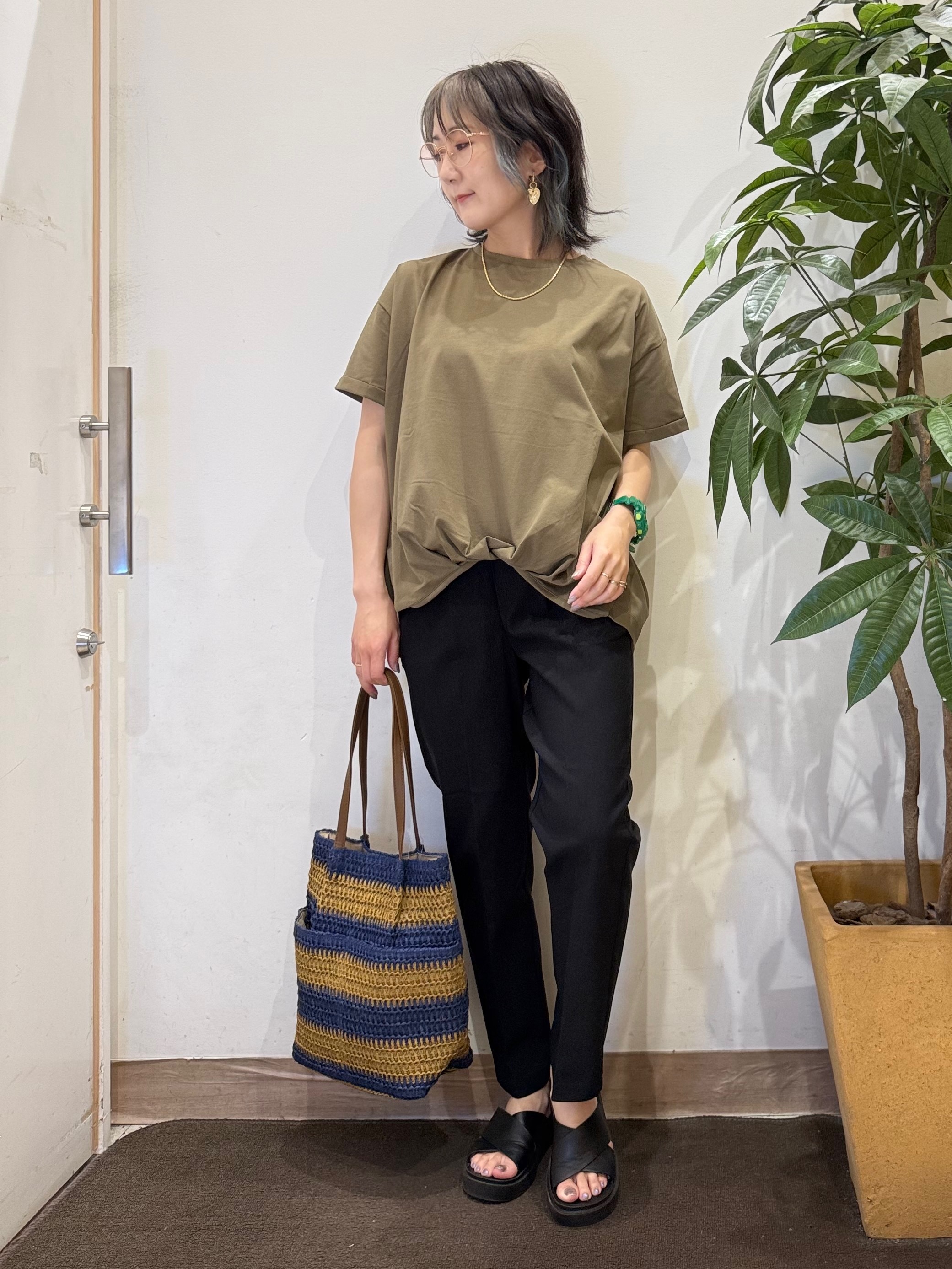 misakiさんの「SHOO･LA･RUE｜【ひんやり/S-LL】インせず決まる フロントタックデザインTシャツ」を使ったコーディネート