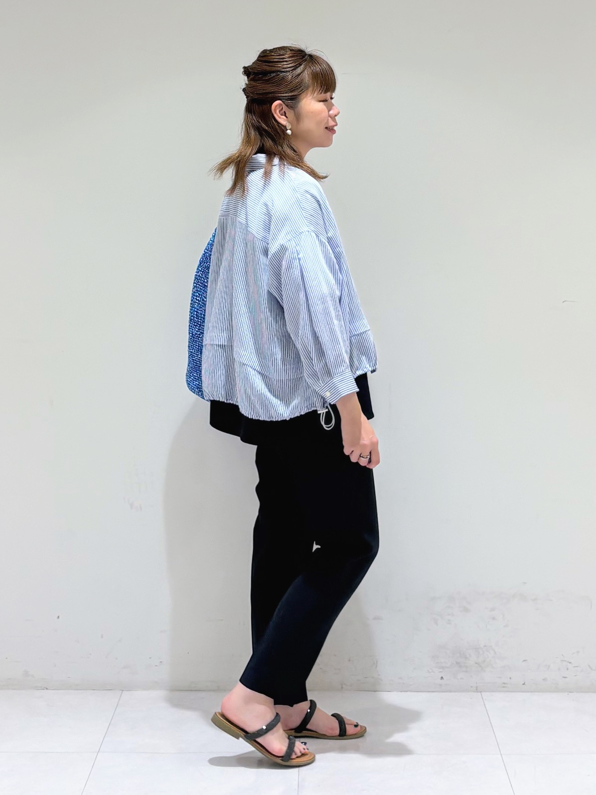 tsuyuさんの「INDIVI｜【接触冷感／洗える／2WAY】ドロスト付 シアーシャンブレーシャツ」を使ったコーディネート