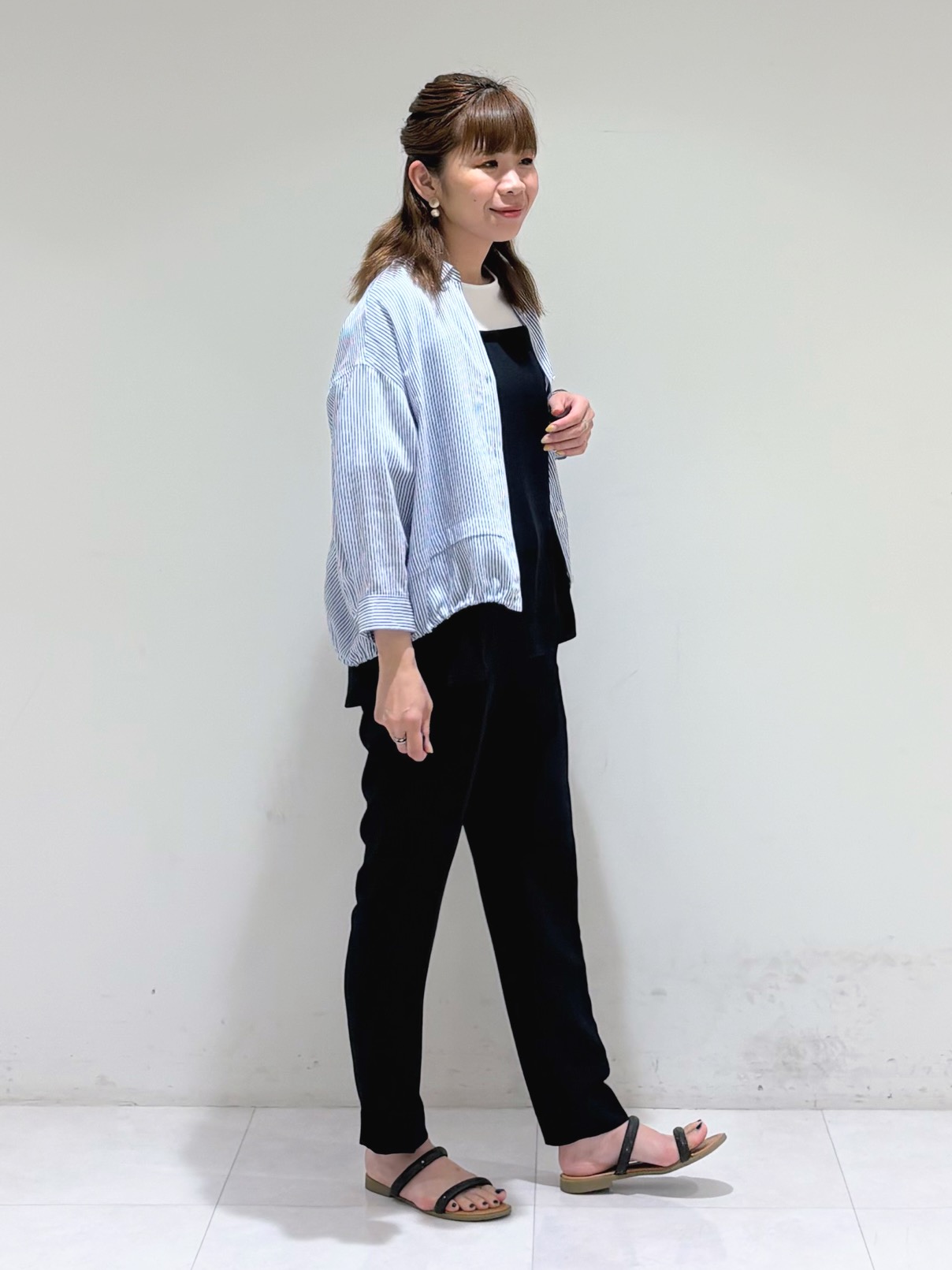tsuyuさんの「INDIVI｜【接触冷感／洗える／2WAY】ドロスト付 シアーシャンブレーシャツ」を使ったコーディネート