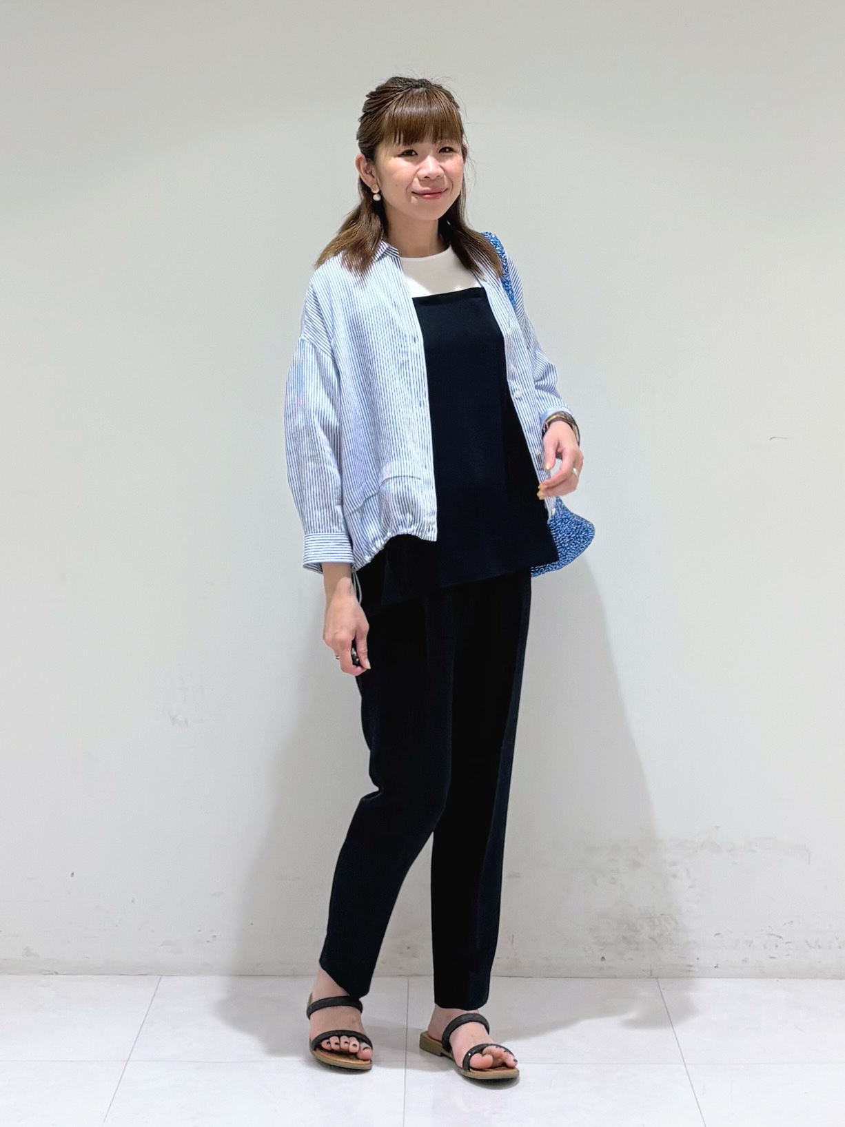 tsuyuさんの「INDIVI｜【接触冷感／洗える／2WAY】ドロスト付 シアーシャンブレーシャツ」を使ったコーディネート