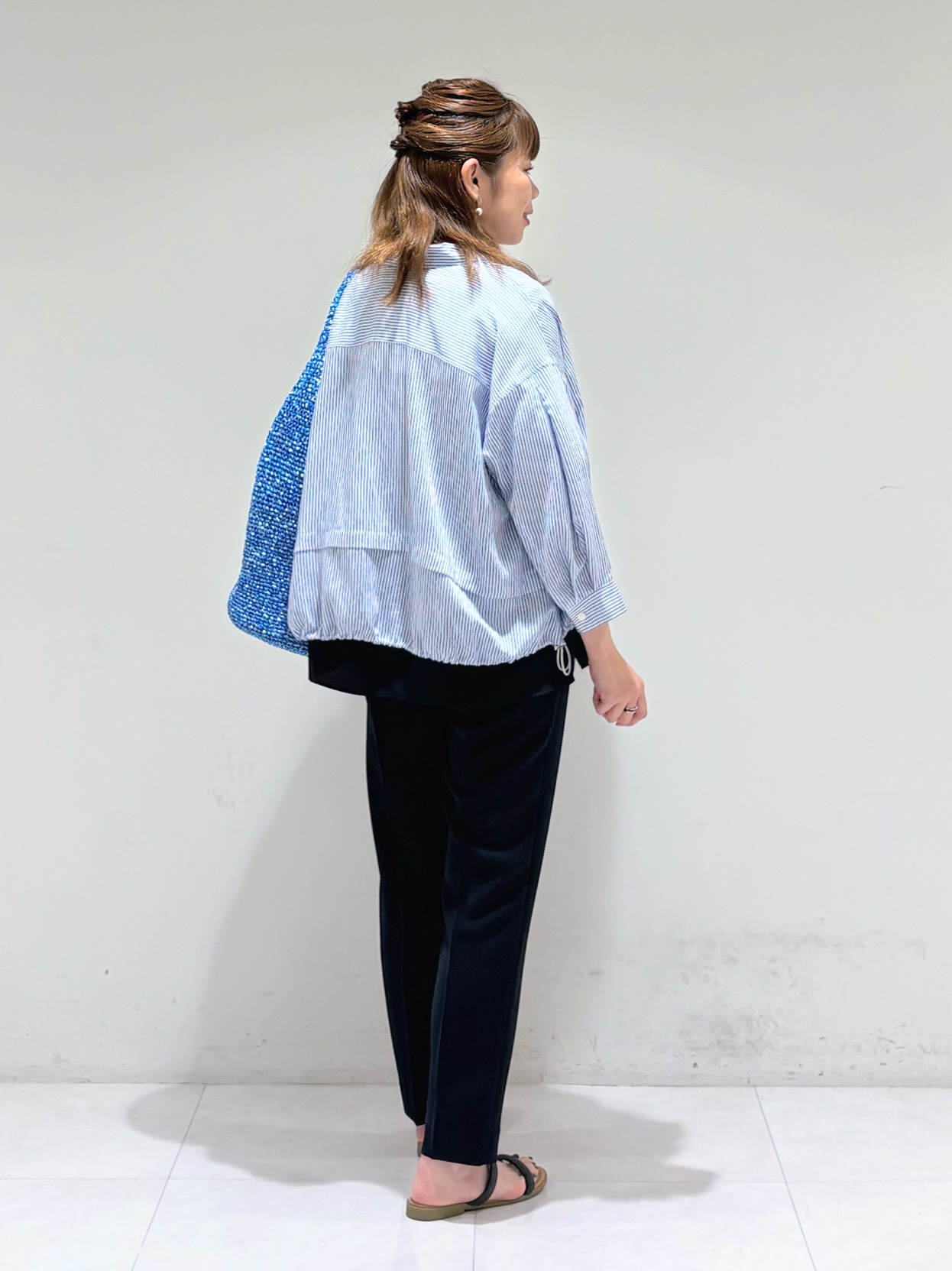 tsuyuさんの「INDIVI｜【接触冷感／洗える／2WAY】ドロスト付 シアーシャンブレーシャツ」を使ったコーディネート