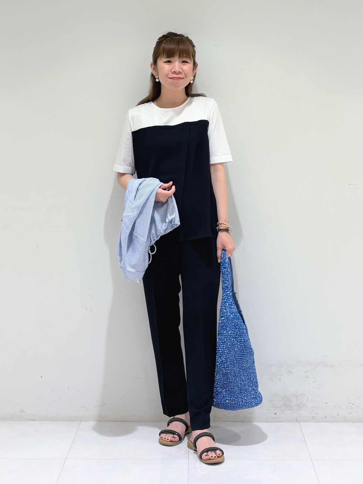 tsuyuさんの「INDIVI｜【接触冷感／洗える／2WAY】ドロスト付 シアーシャンブレーシャツ」を使ったコーディネート