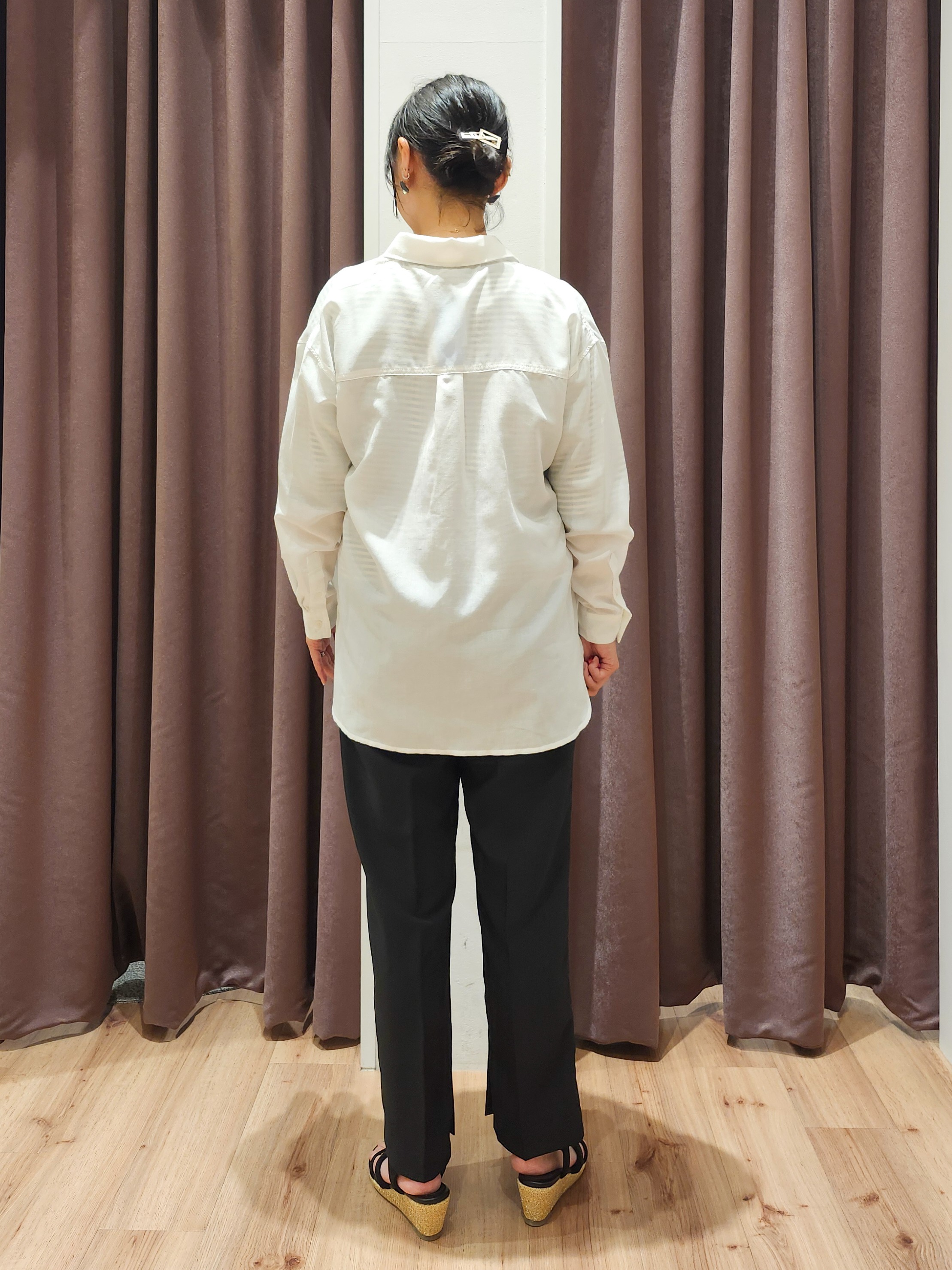 さくさんの「grove｜【洗濯機OK・ひんやり】朝晩の気温差に◎軽やかシアーシャツ」を使ったコーディネート