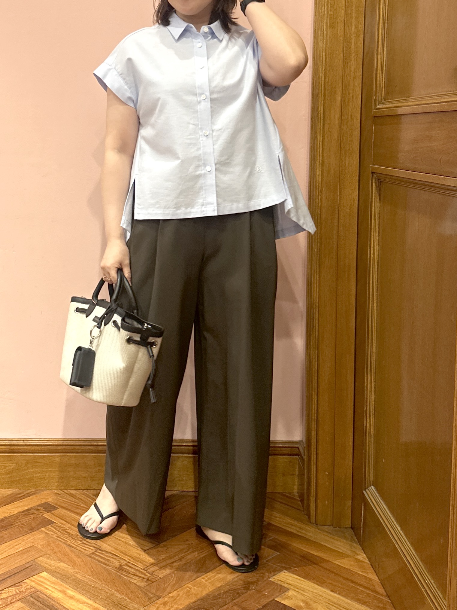komatsuさんの「DRESSTERIOR｜【毎年人気/ウォッシャブル】バックフレアオックスシャツ」を使ったコーディネート