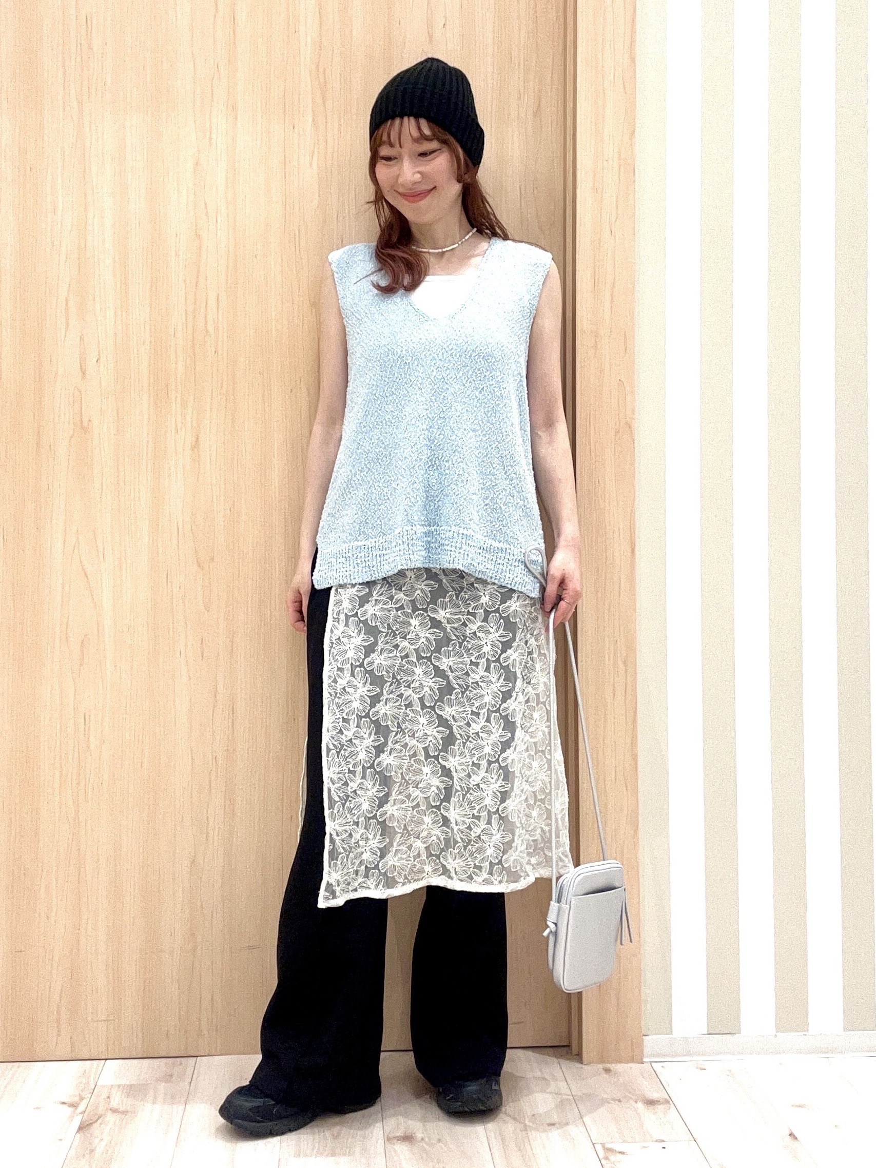 ririさんの「SHOO･LA･RUE｜【2点セット/S-LL】ニットベスト＆ロゴTシャツSET」を使ったコーディネート