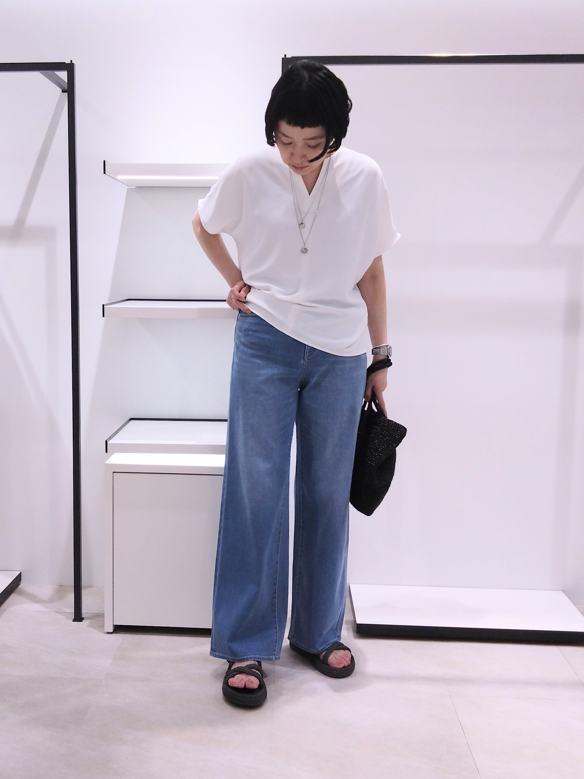 まちこさんの「UNTITLED｜【UV/接触冷感/セットアップ可】リラクシーキーVネックブラウス」を使ったコーディネート