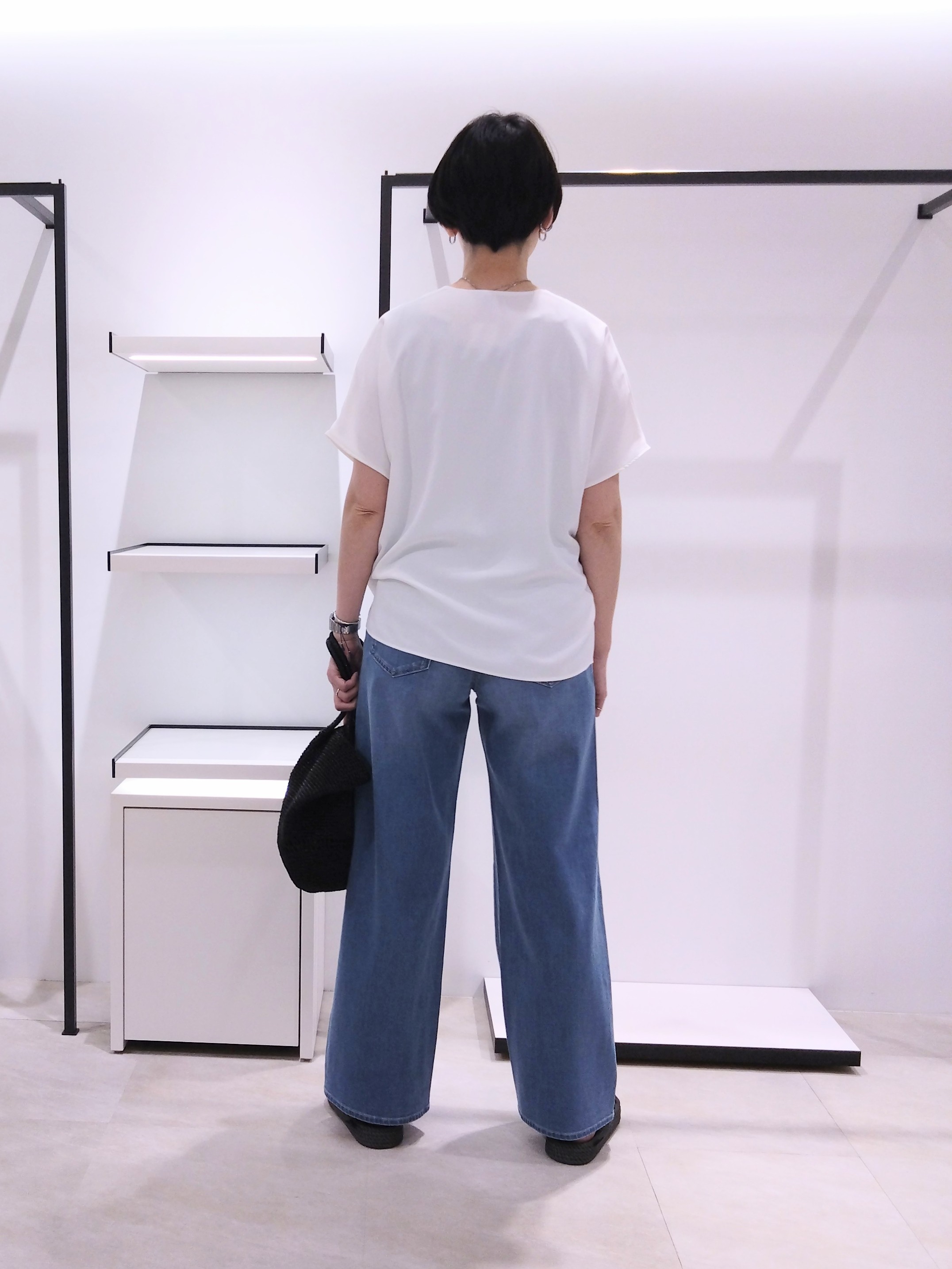 まちこさんの「UNTITLED｜【UV/接触冷感/セットアップ可】リラクシーキーVネックブラウス」を使ったコーディネート