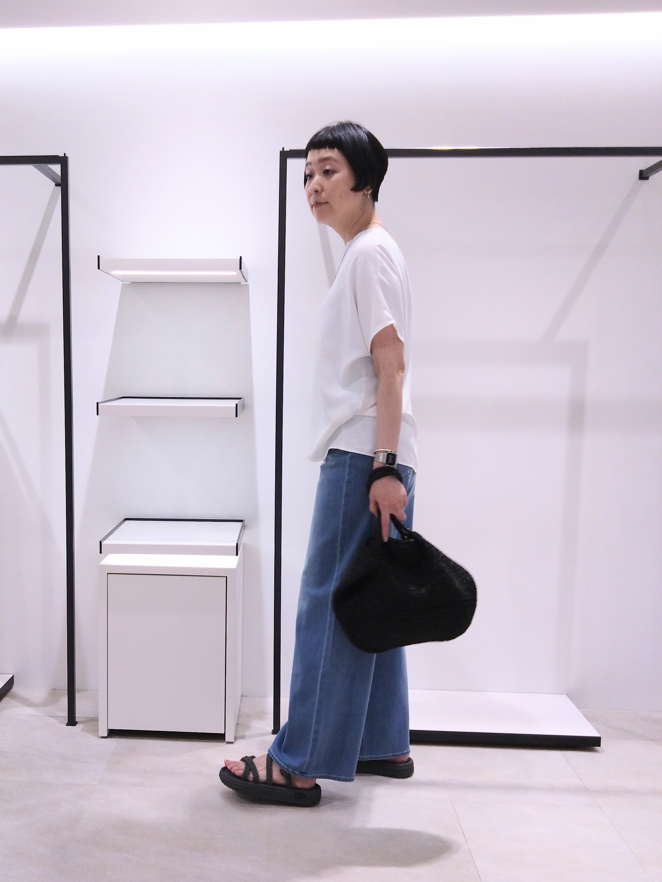 まちこさんの「UNTITLED｜【UV/接触冷感/セットアップ可】リラクシーキーVネックブラウス」を使ったコーディネート