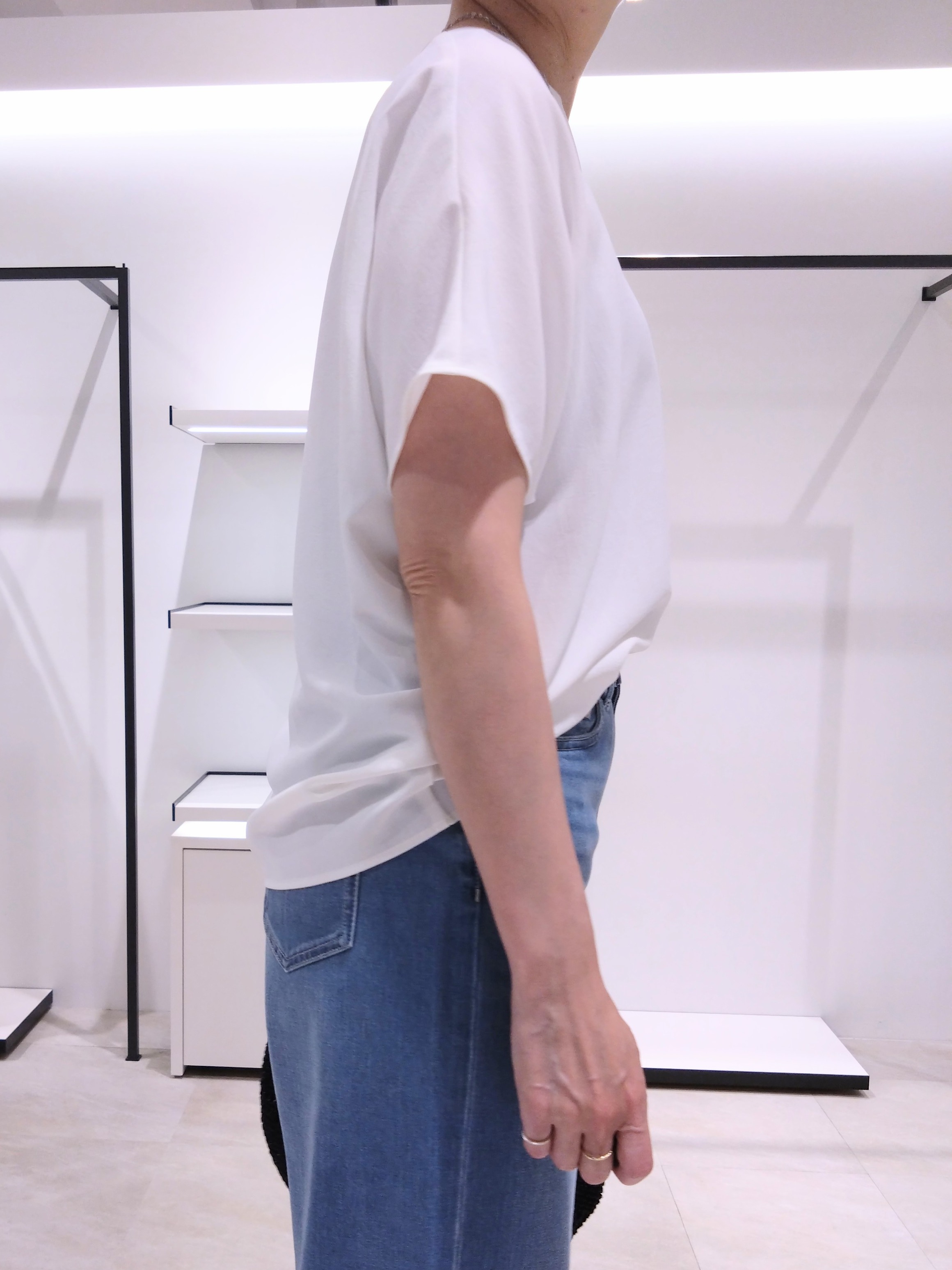 まちこさんの「UNTITLED｜【UV/接触冷感/セットアップ可】リラクシーキーVネックブラウス」を使ったコーディネート