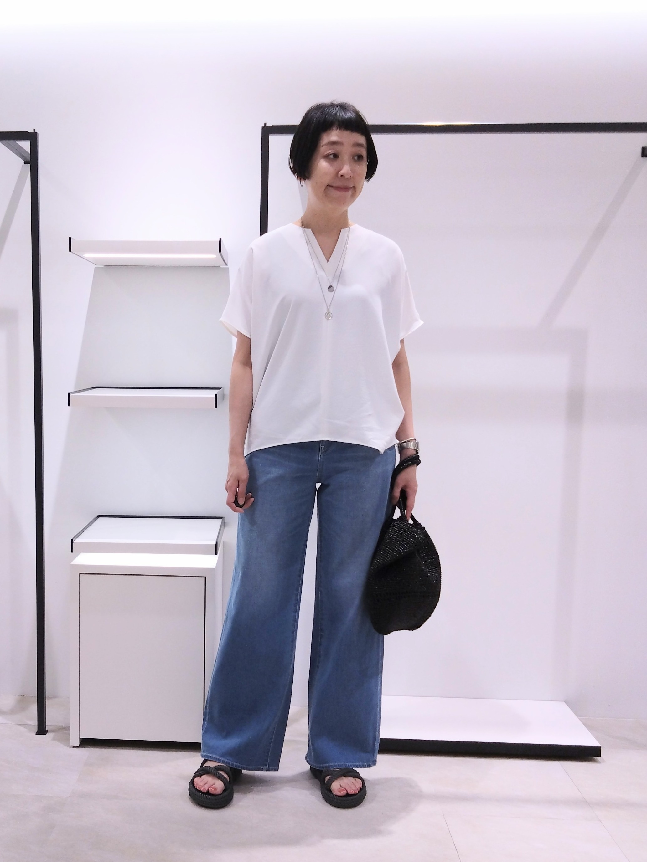 まちこさんの「UNTITLED｜【UV/接触冷感/セットアップ可】リラクシーキーVネックブラウス」を使ったコーディネート