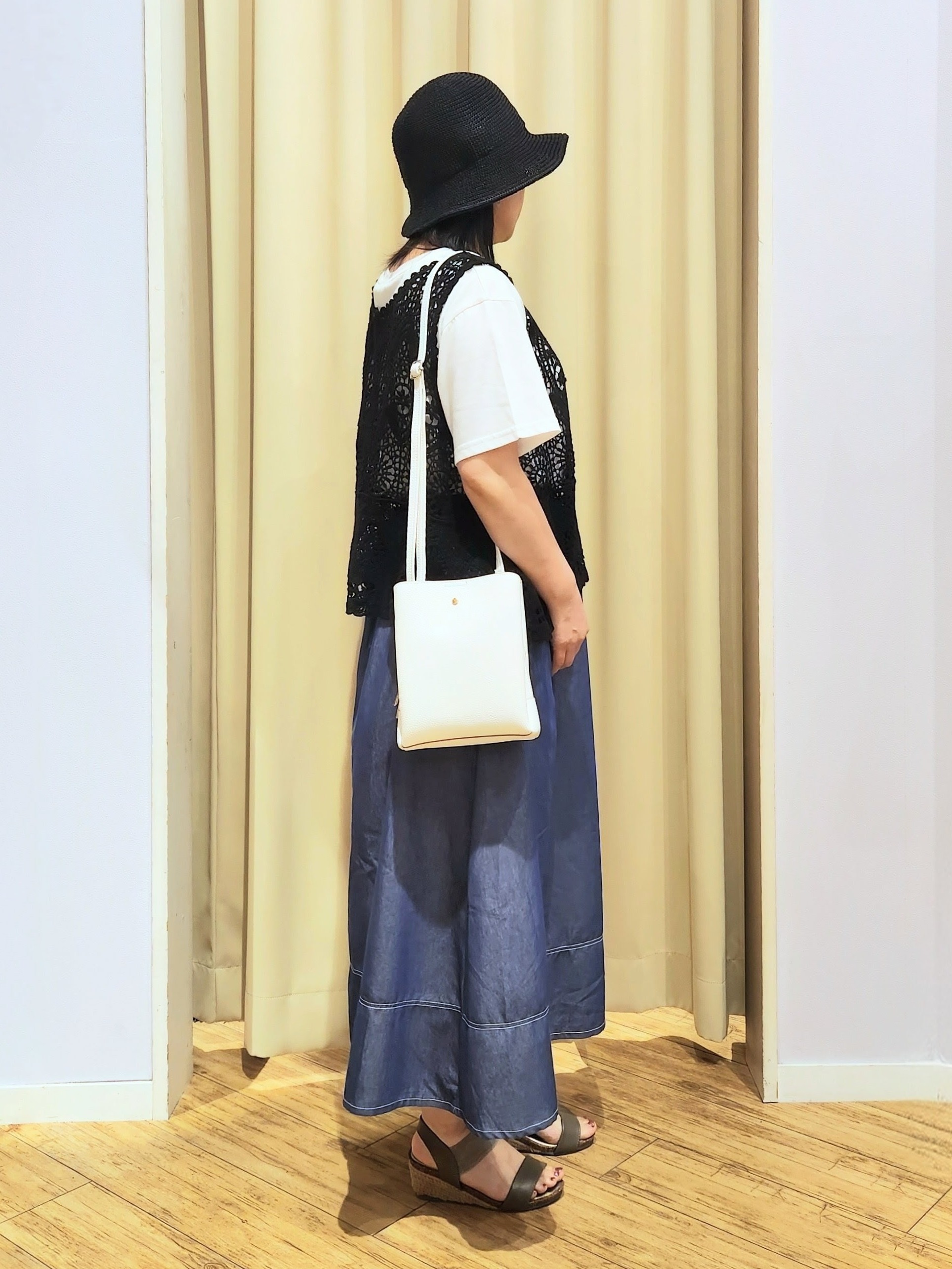 くまさんの「SHOO･LA･RUE｜【2点セット/S-LL】透かしクロシェ編みベスト＋ロゴT 大人の涼やかセット」を使ったコーディネート