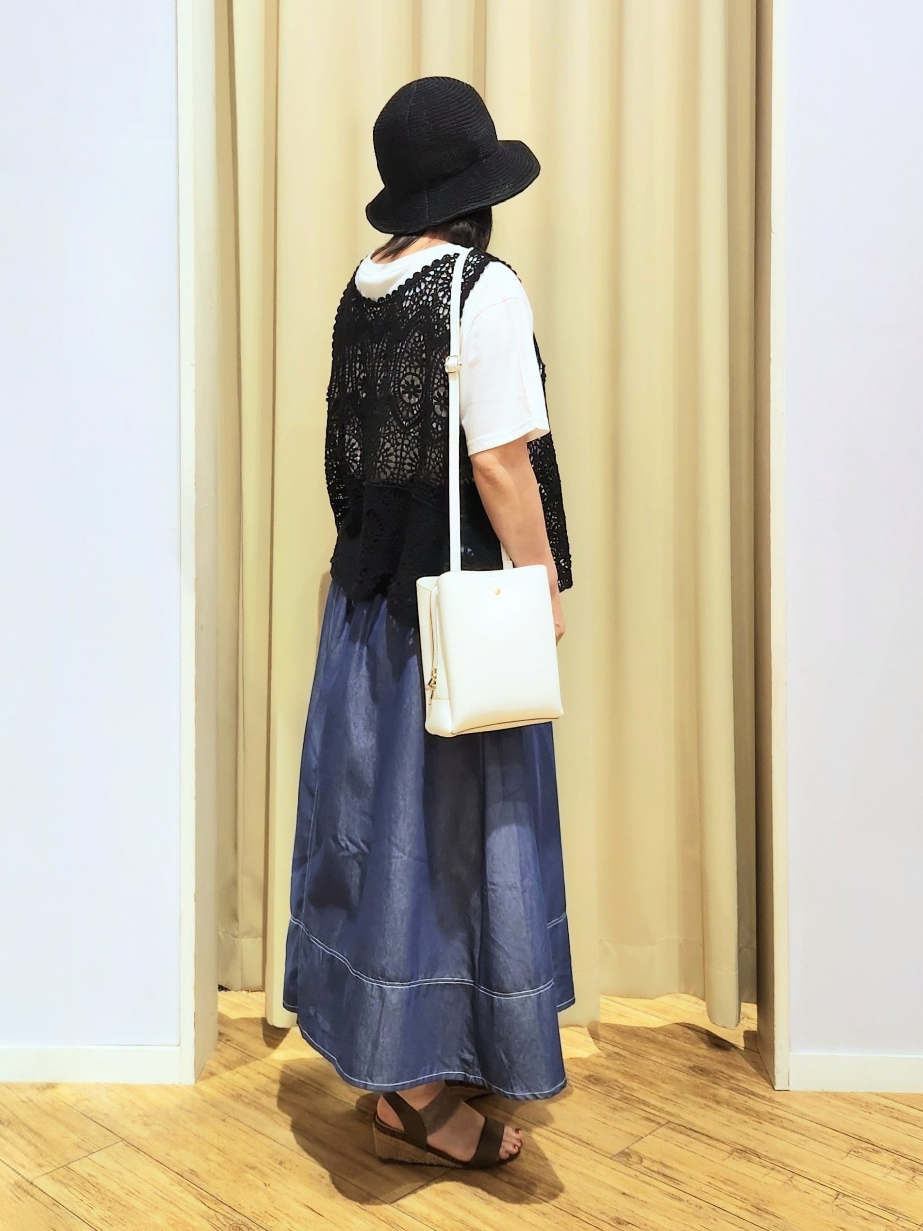 くまさんの「SHOO･LA･RUE｜【2点セット/S-LL】透かしクロシェ編みベスト＋ロゴT 大人の涼やかセット」を使ったコーディネート