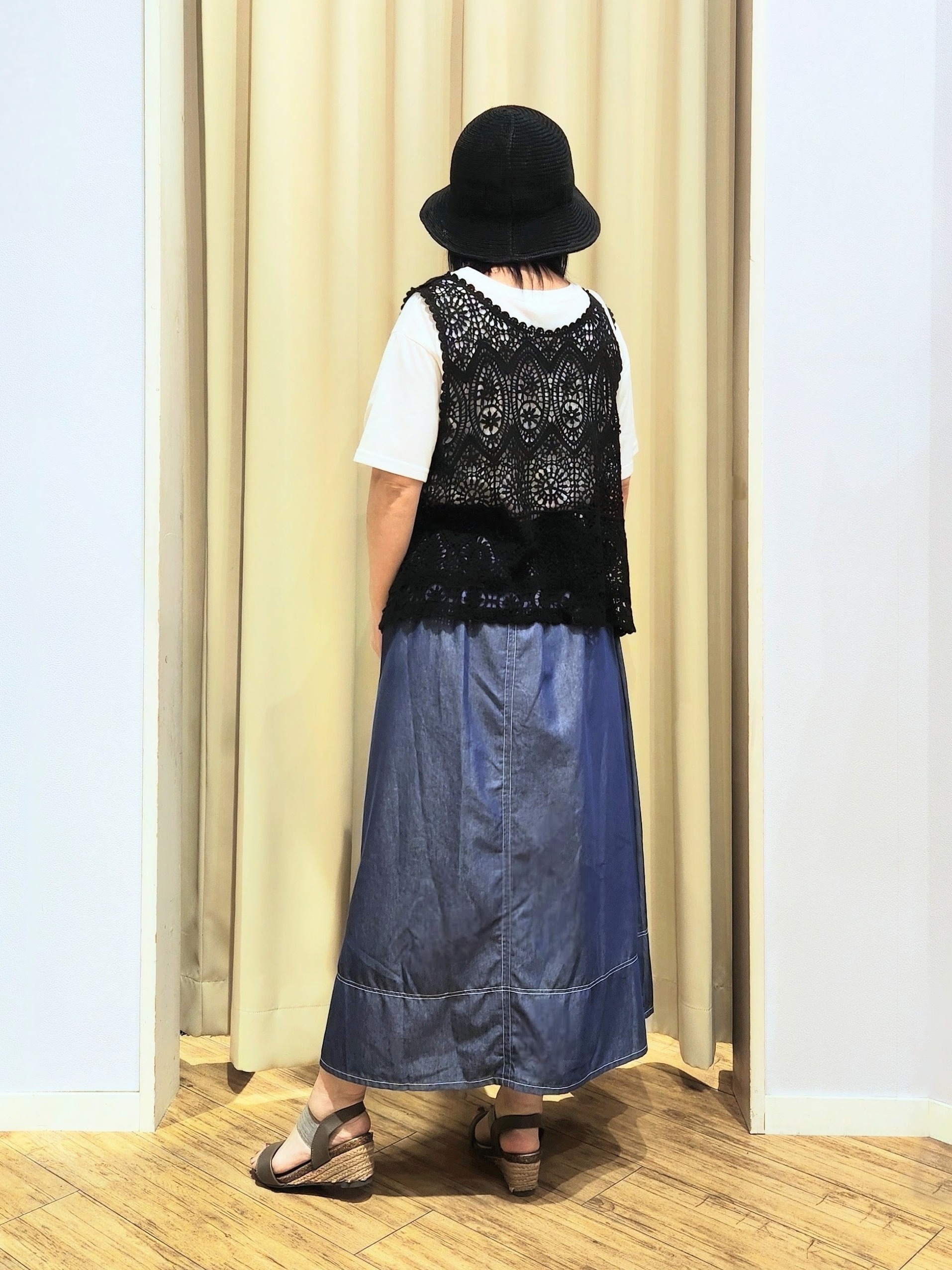 くまさんの「SHOO･LA･RUE｜【2点セット/S-LL】透かしクロシェ編みベスト＋ロゴT 大人の涼やかセット」を使ったコーディネート