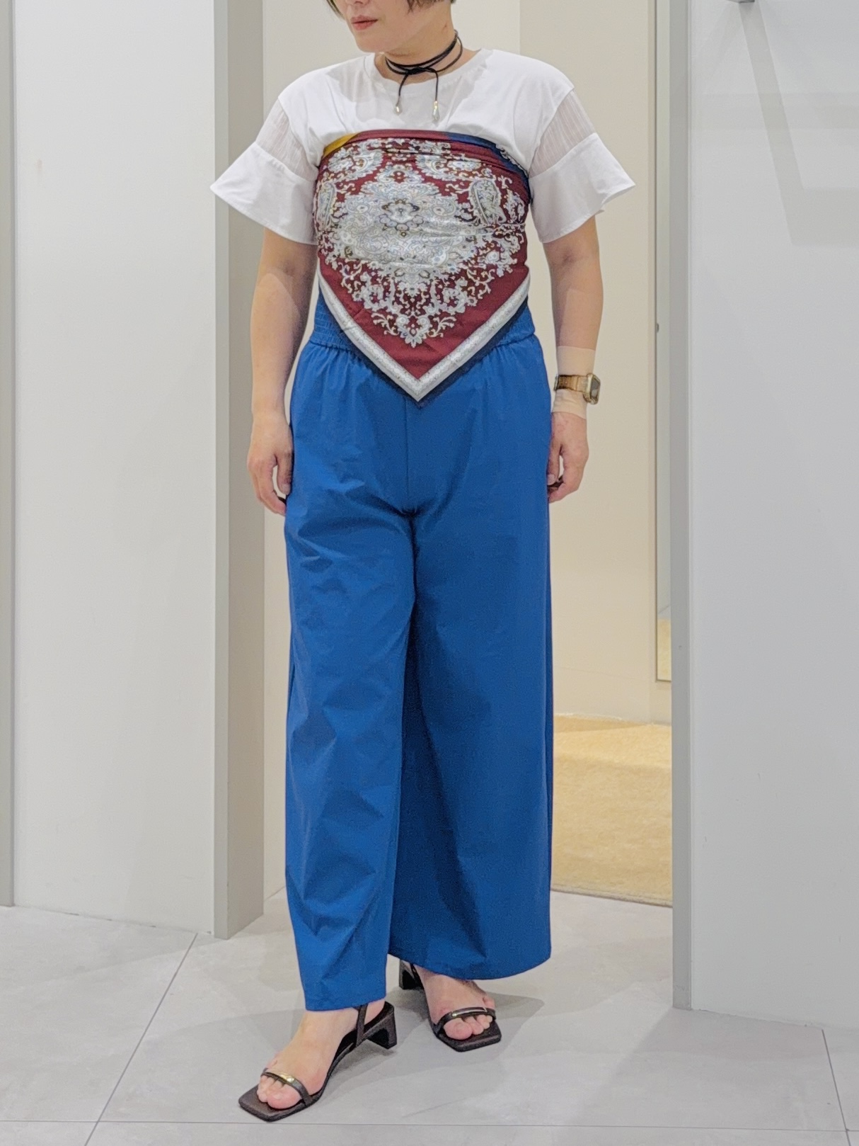 タナさんの「THE SHOP TK｜【ひんやりさらさら】軽やかに揺れる シアーフレアスリーブTシャツ」を使ったコーディネート