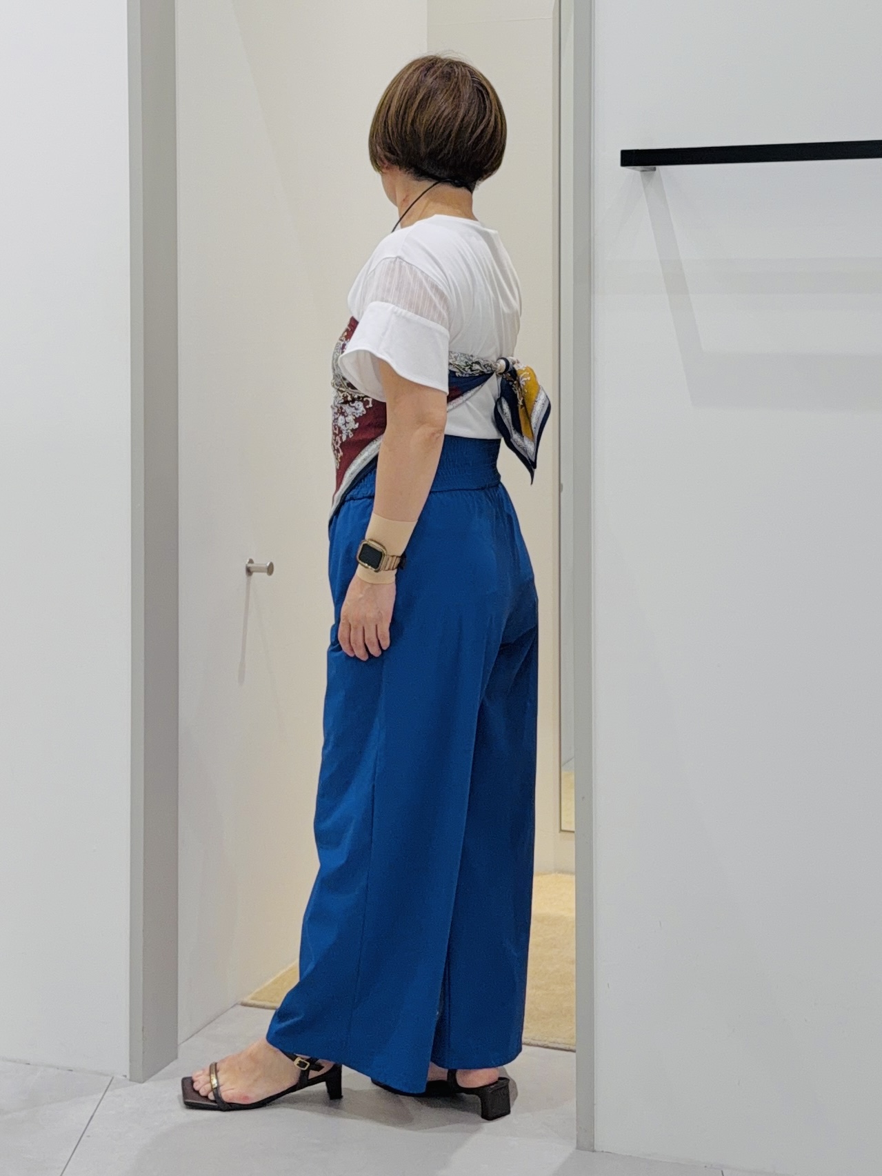 タナさんの「THE SHOP TK｜【ひんやりさらさら】軽やかに揺れる シアーフレアスリーブTシャツ」を使ったコーディネート
