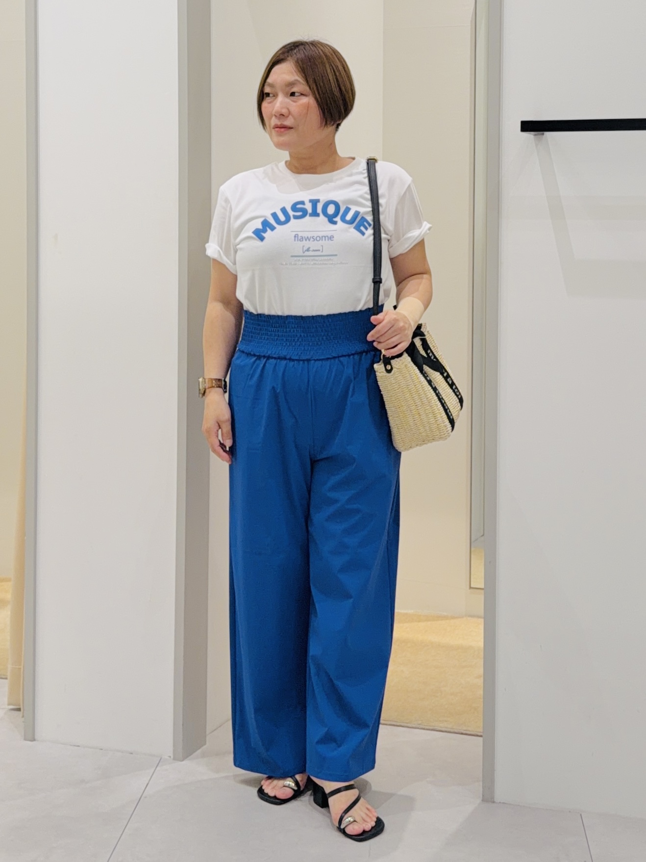 タナさんの「THE SHOP TK｜【ひんやりさらさら】ロゴアソートクルーネックTシャツ」を使ったコーディネート