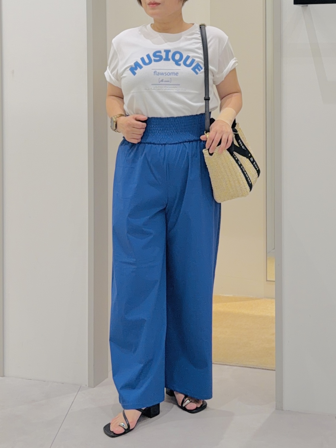 タナさんの「THE SHOP TK｜【ひんやりさらさら】ロゴアソートクルーネックTシャツ」を使ったコーディネート