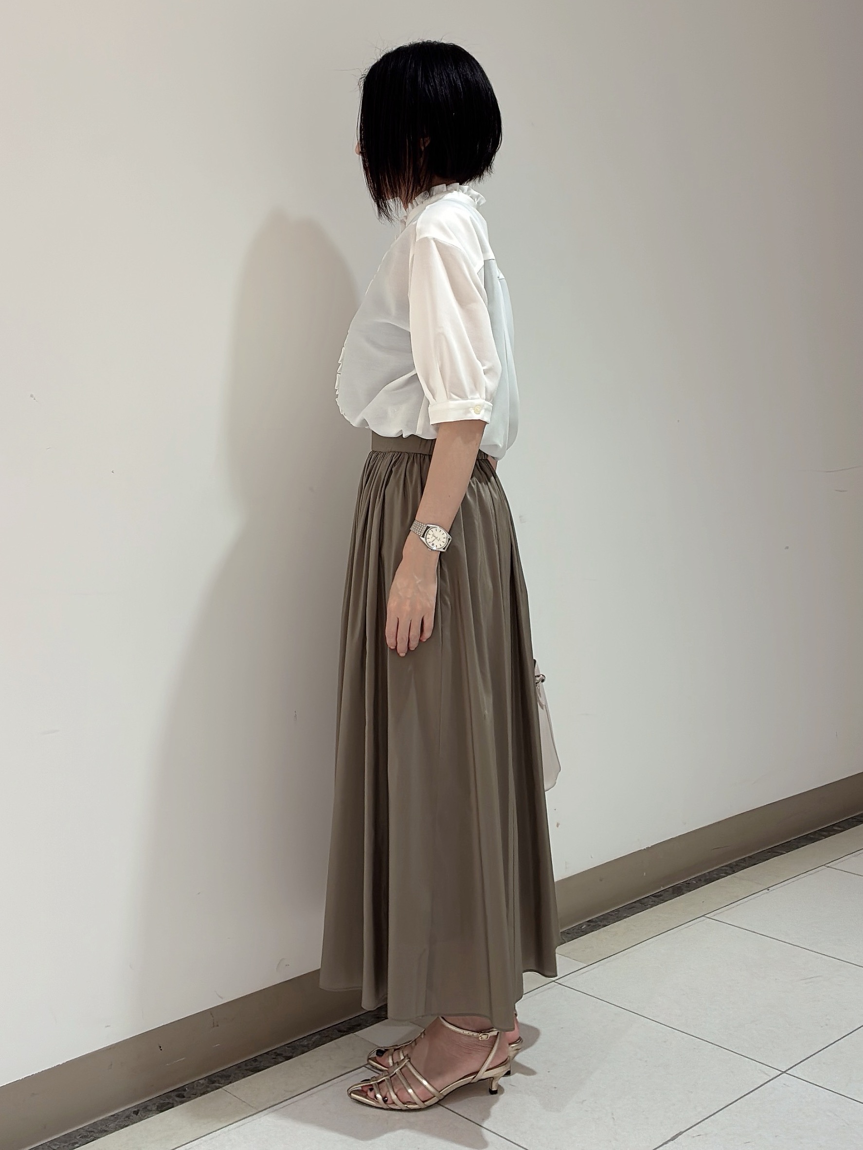 環さんの「UNTITLED｜【接触冷感/通気性/洗える】スタンドカラーフリルブラウス」を使ったコーディネート