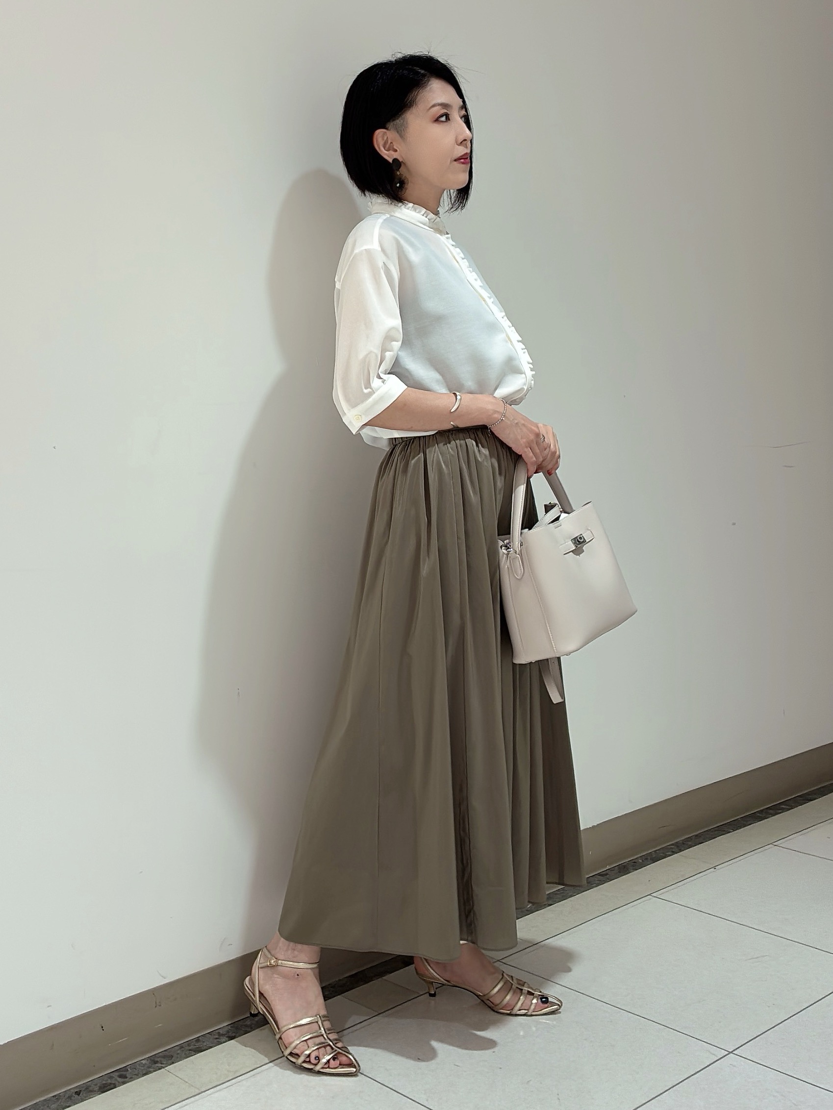 環さんの「UNTITLED｜【接触冷感/通気性/洗える】スタンドカラーフリルブラウス」を使ったコーディネート