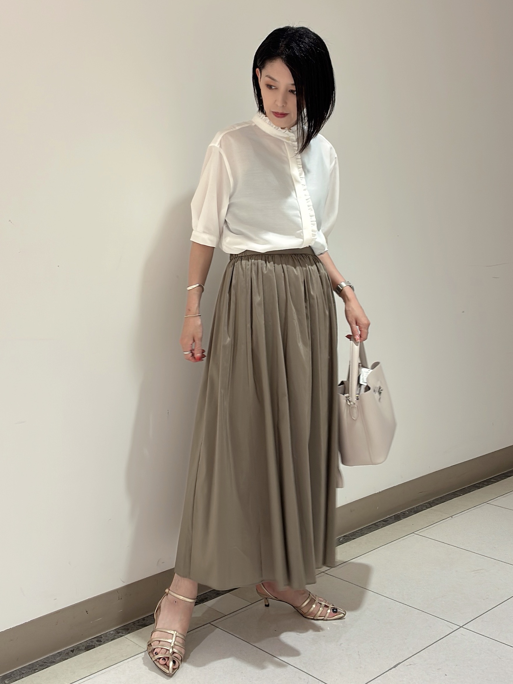 環さんの「UNTITLED｜【接触冷感/通気性/洗える】スタンドカラーフリルブラウス」を使ったコーディネート