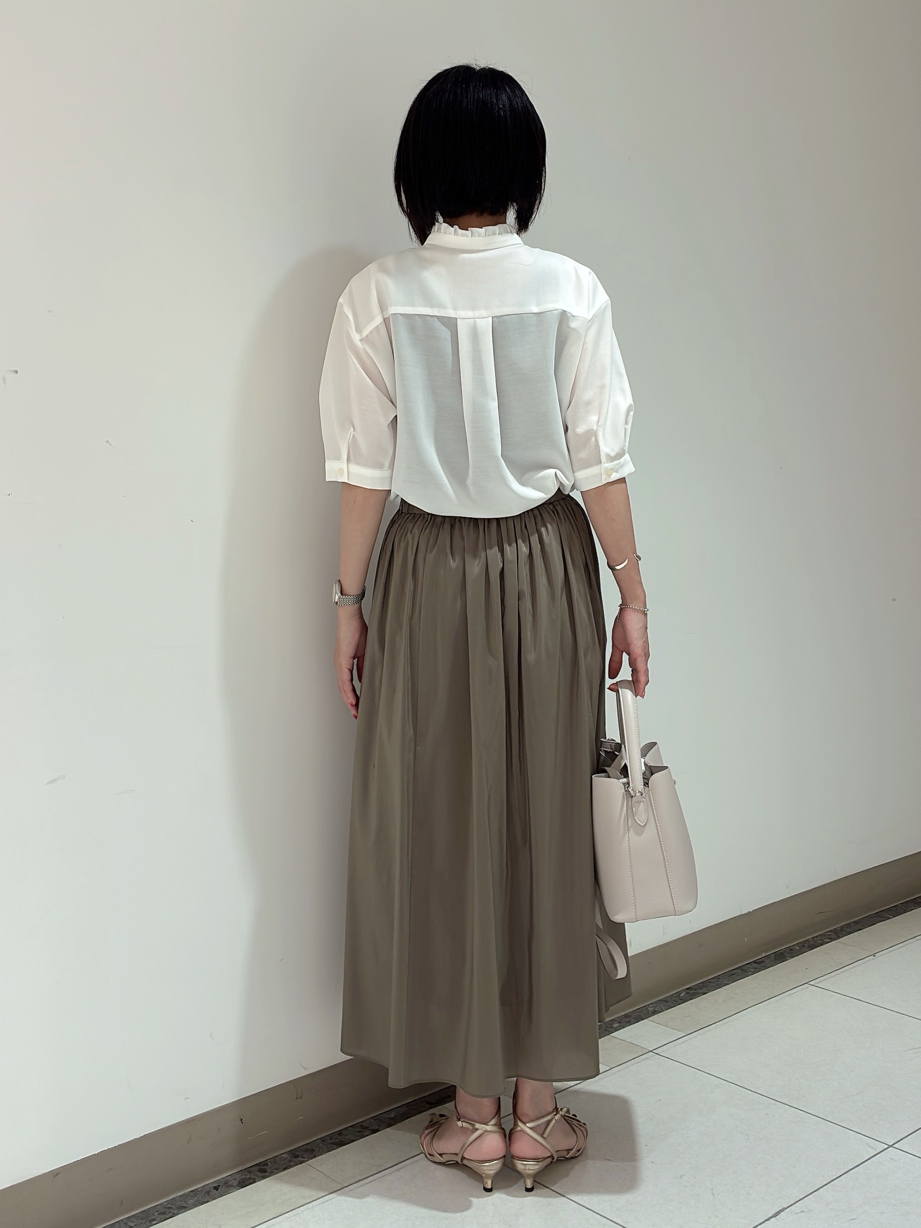 環さんの「UNTITLED｜【接触冷感/通気性/洗える】スタンドカラーフリルブラウス」を使ったコーディネート