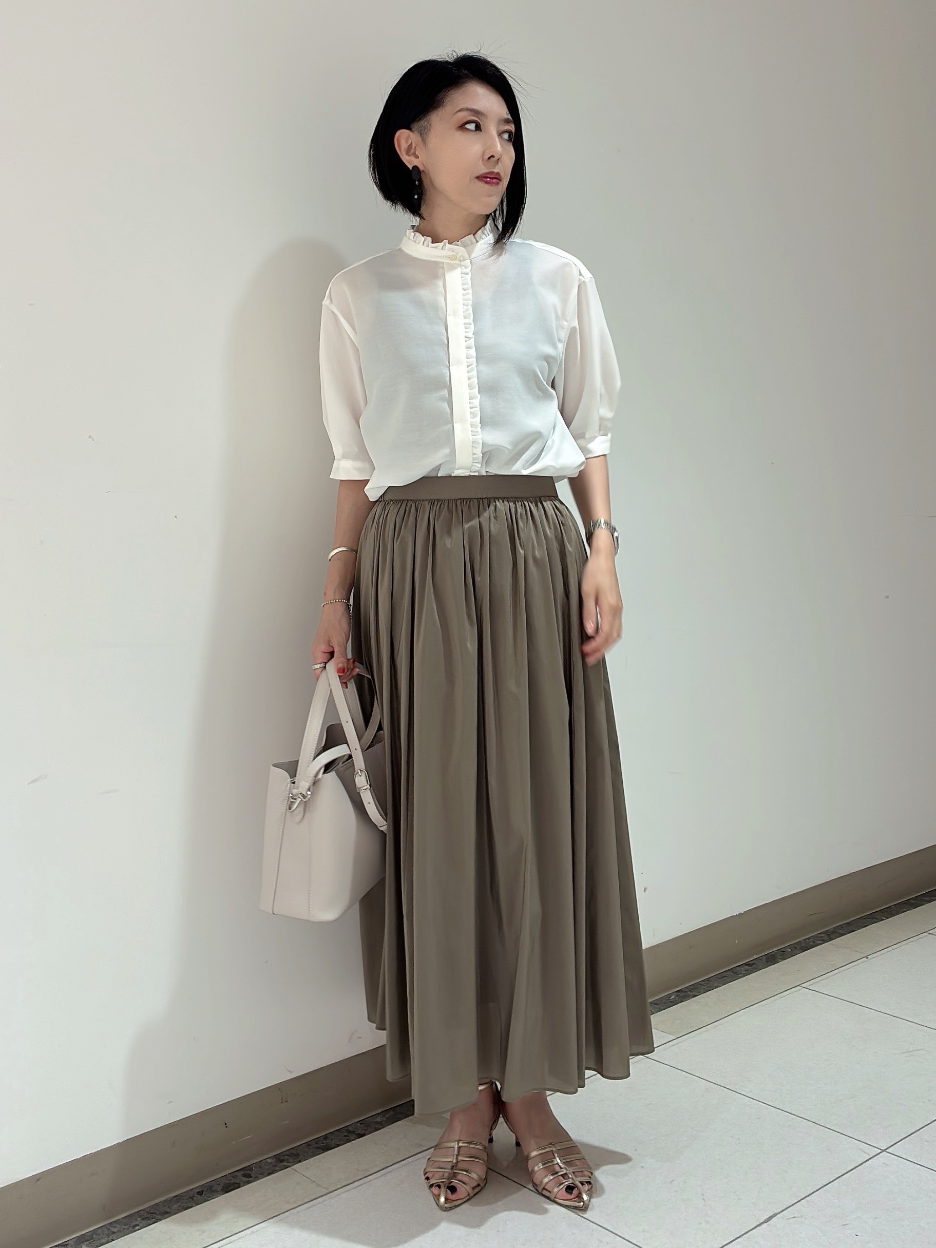 環さんの「UNTITLED｜【接触冷感/通気性/洗える】スタンドカラーフリルブラウス」を使ったコーディネート