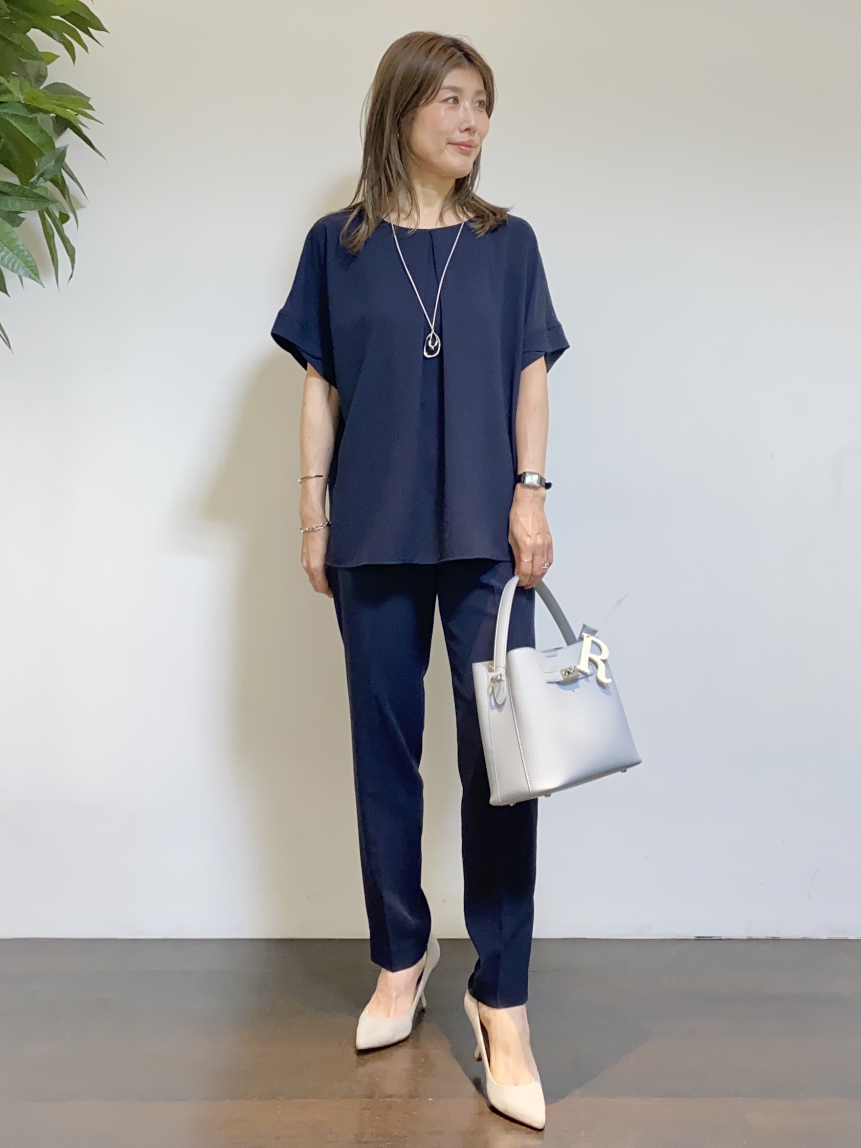 tomoさんの「UNTITLED｜【前後2WAY/はっ水/セットアップ可】リラクシーフレンチスリーブブラウス」を使ったコーディネート