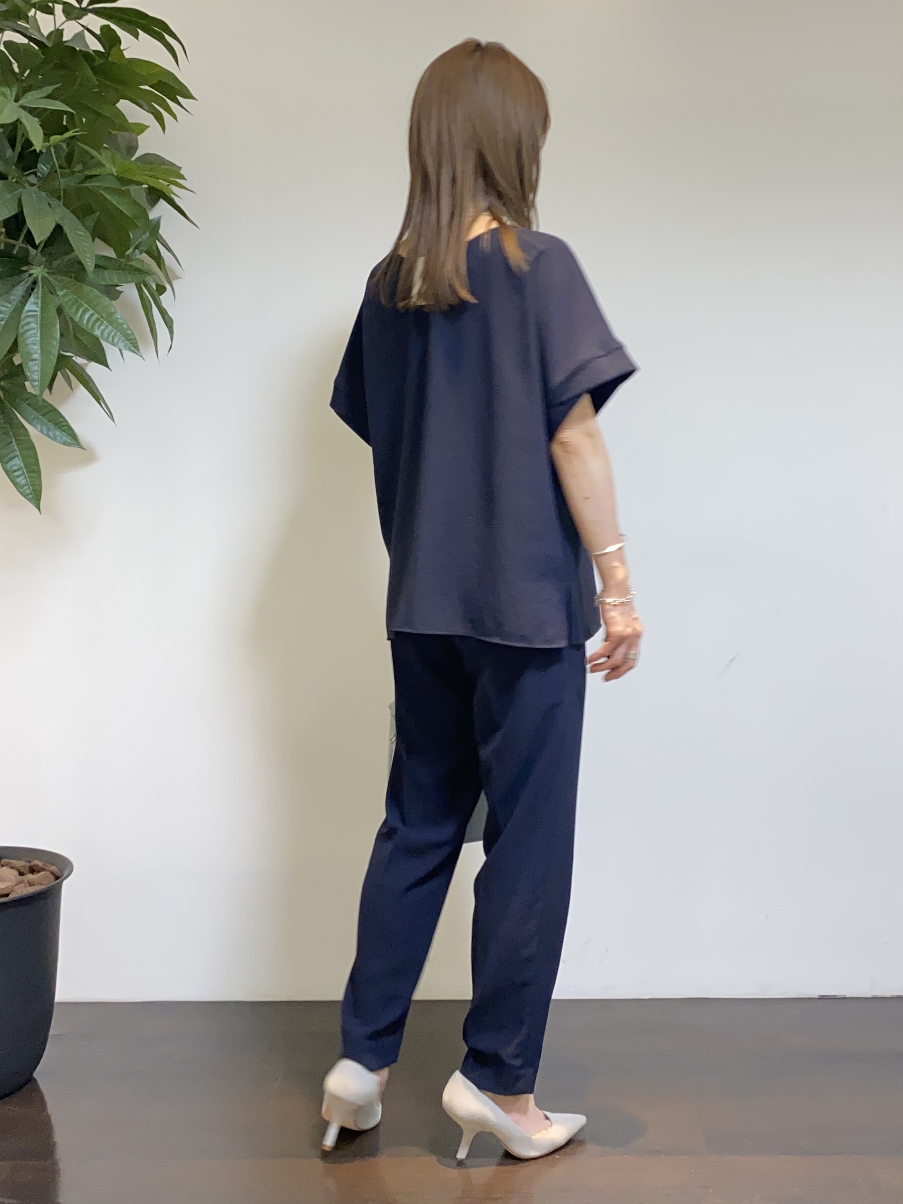 tomoさんの「UNTITLED｜【前後2WAY/はっ水/セットアップ可】リラクシーフレンチスリーブブラウス」を使ったコーディネート