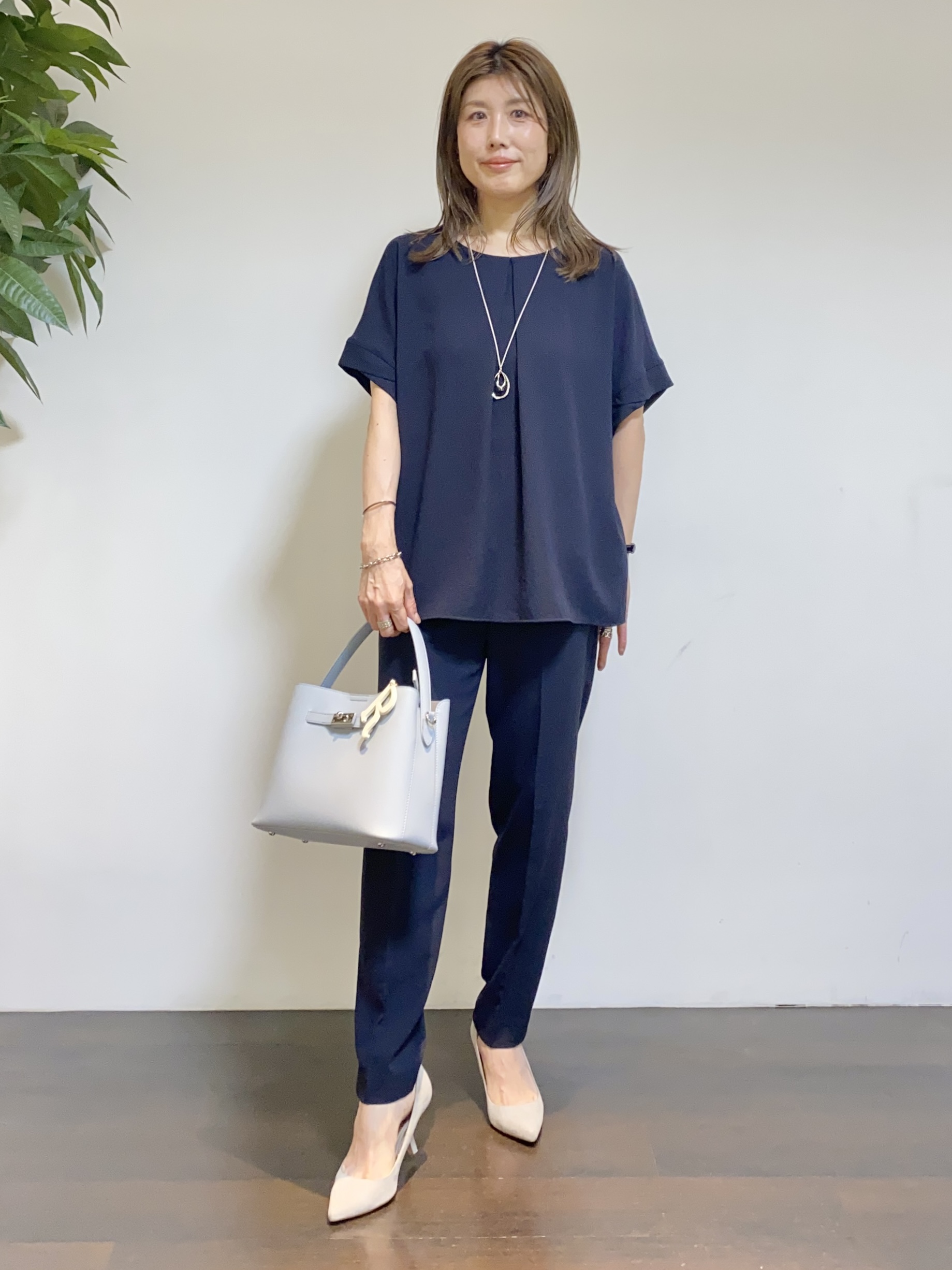 tomoさんの「UNTITLED｜【前後2WAY/はっ水/セットアップ可】リラクシーフレンチスリーブブラウス」を使ったコーディネート