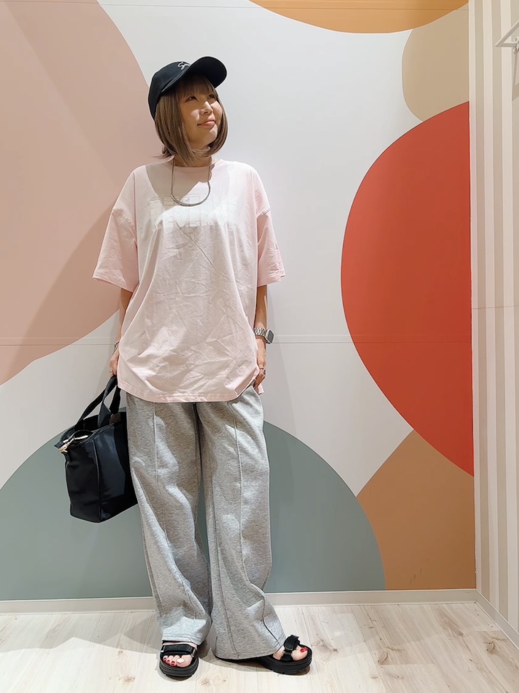 長男さんの「SHOO･LA･RUE｜【ひんやり】ゆるっと体型カバー BIGアソートTシャツ」を使ったコーディネート
