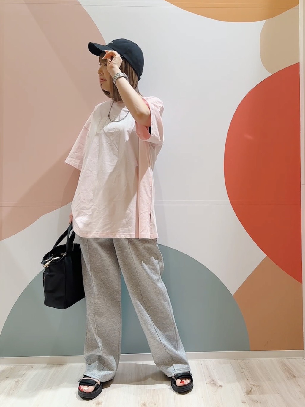 長男さんの「SHOO･LA･RUE｜【ひんやり】ゆるっと体型カバー BIGアソートTシャツ」を使ったコーディネート