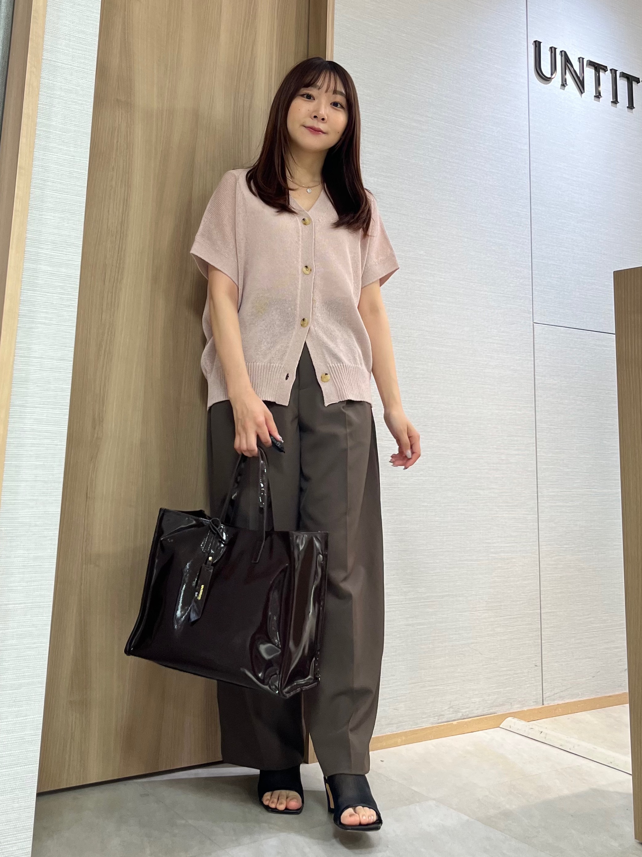 KAHOさんの「UNTITLED｜【洗える/清涼感】ドライタッチスリーブレスカーディガン」を使ったコーディネート