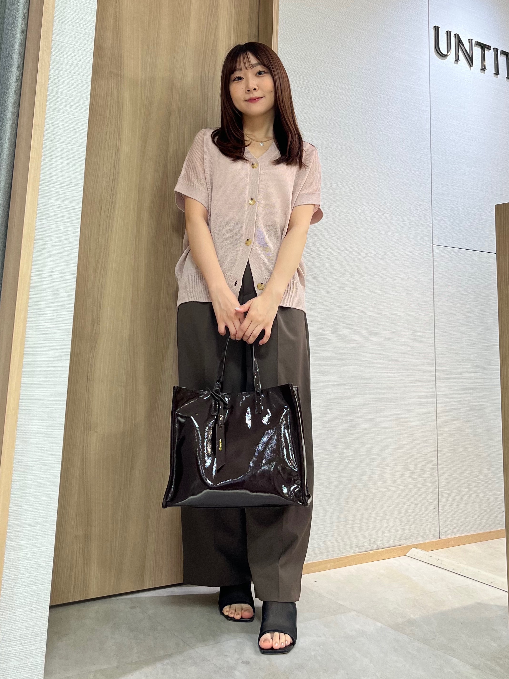 KAHOさんの「UNTITLED｜【洗える/清涼感】ドライタッチスリーブレスカーディガン」を使ったコーディネート