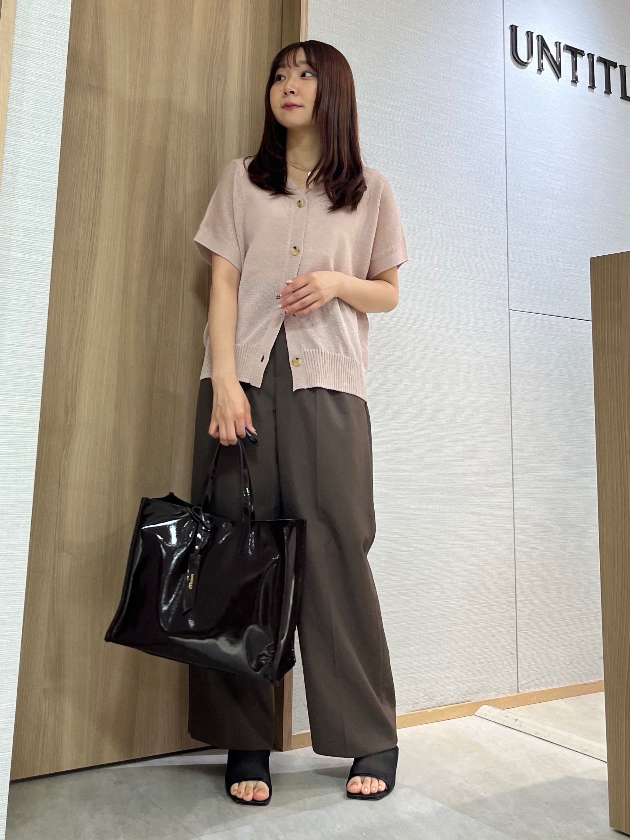 KAHOさんの「UNTITLED｜【洗える/清涼感】ドライタッチスリーブレスカーディガン」を使ったコーディネート