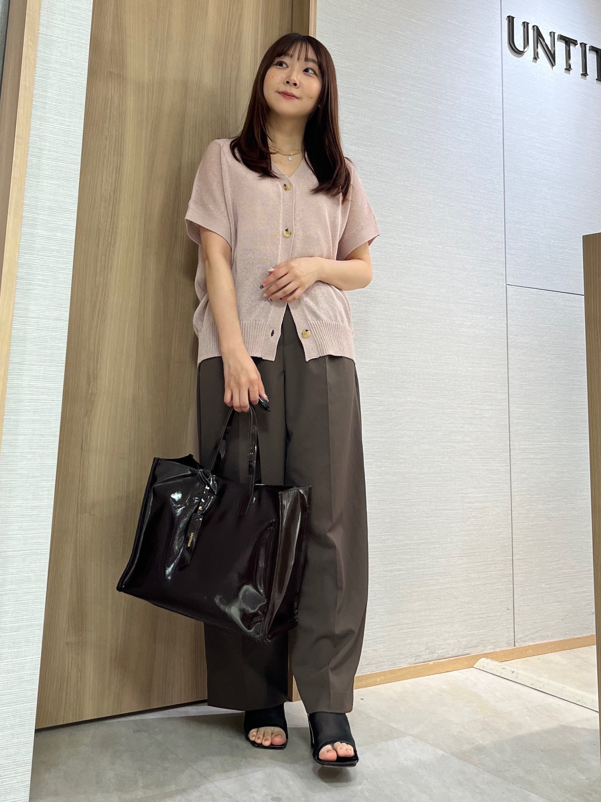 KAHOさんの「UNTITLED｜【洗える/清涼感】ドライタッチスリーブレスカーディガン」を使ったコーディネート