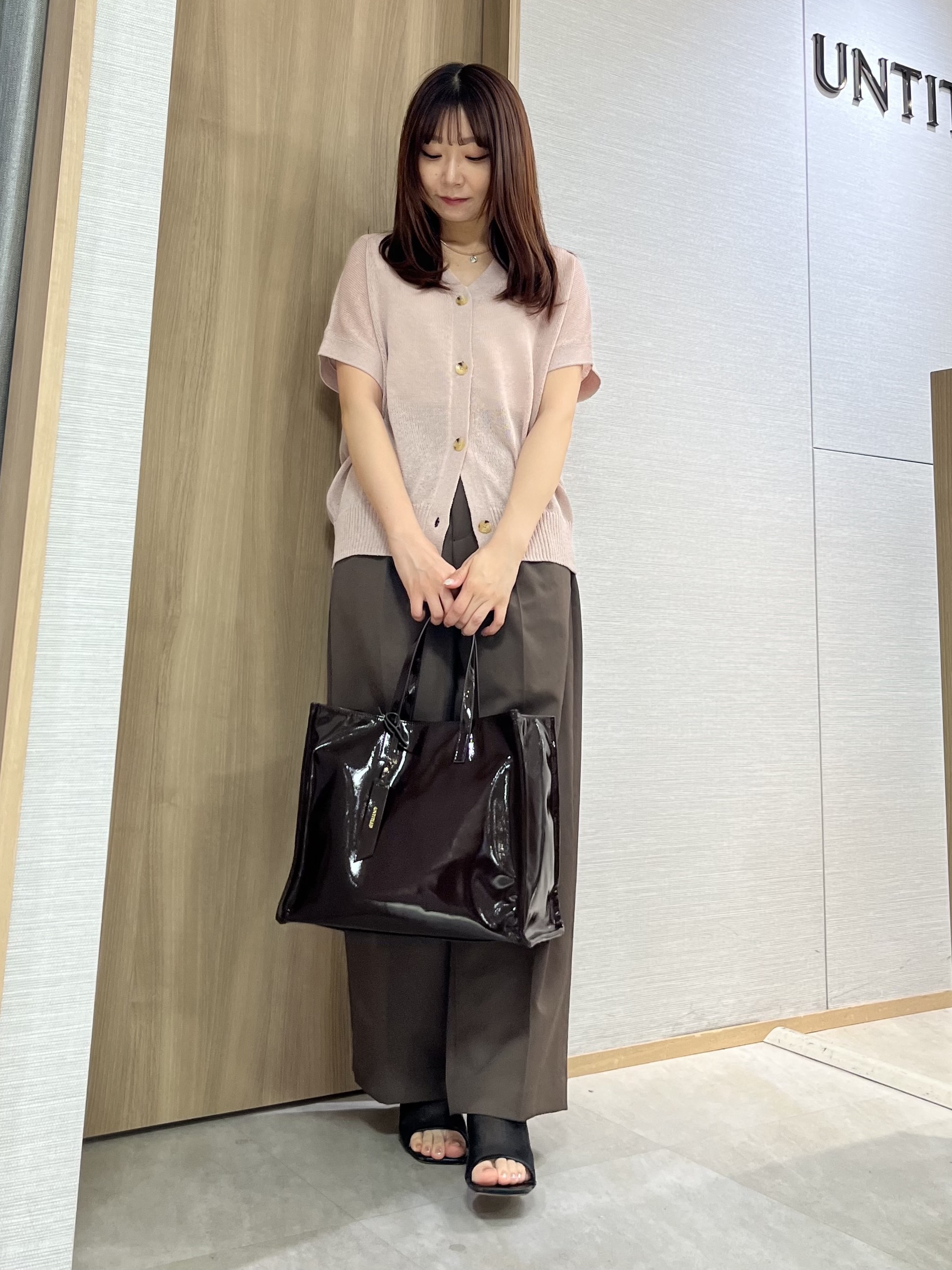 KAHOさんの「UNTITLED｜【洗える/清涼感】ドライタッチスリーブレスカーディガン」を使ったコーディネート
