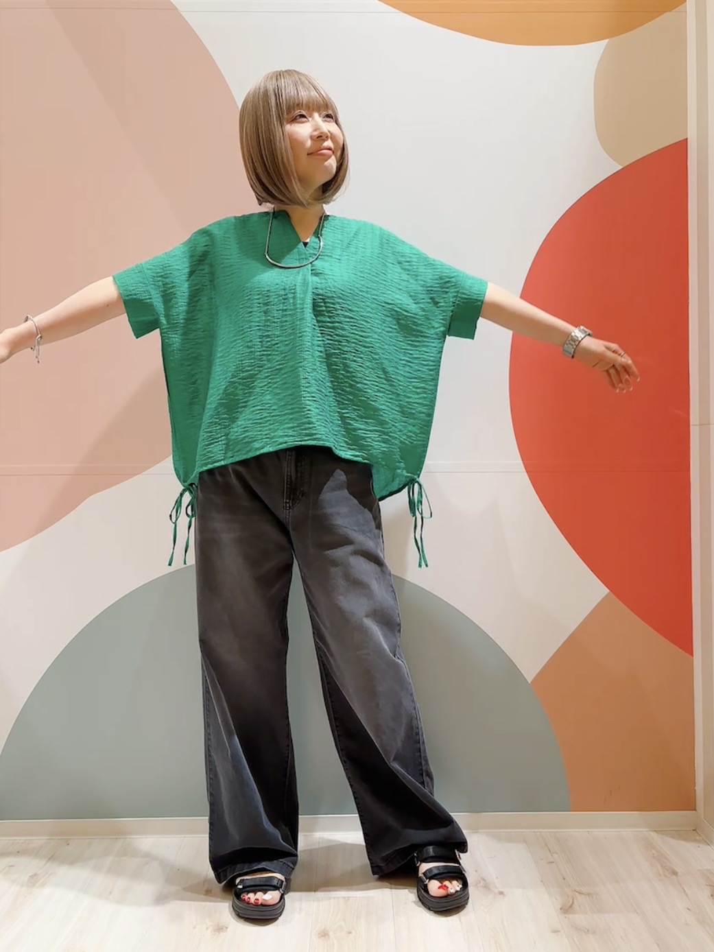 長男さんの「SHOO･LA･RUE｜【高レビュー/体型カバー】インせず着られる スキッパー裾リボンブラウス」を使ったコーディネート