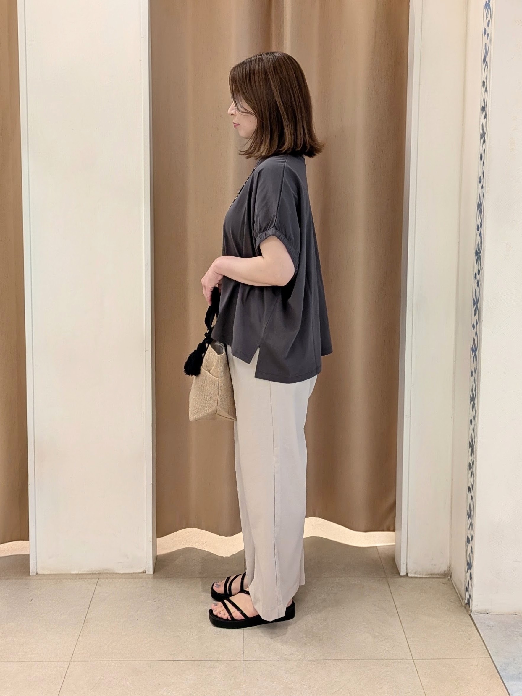 junさんの「SHOO･LA･RUE｜【ひんやり/洗濯機可】シンプルにこなれて見せる お袖ギャザードルマンTシャツ」を使ったコーディネート