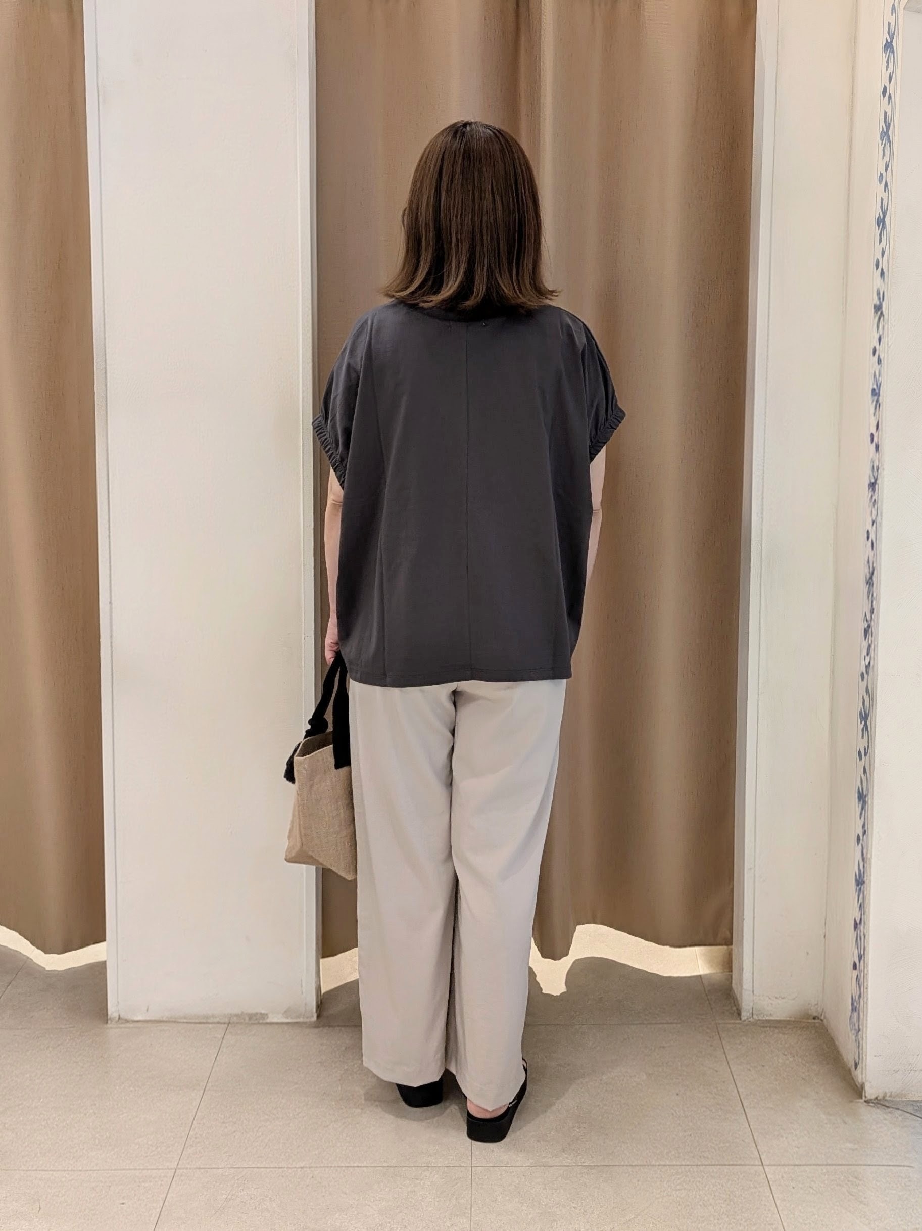 junさんの「SHOO･LA･RUE｜【ひんやり/洗濯機可】シンプルにこなれて見せる お袖ギャザードルマンTシャツ」を使ったコーディネート