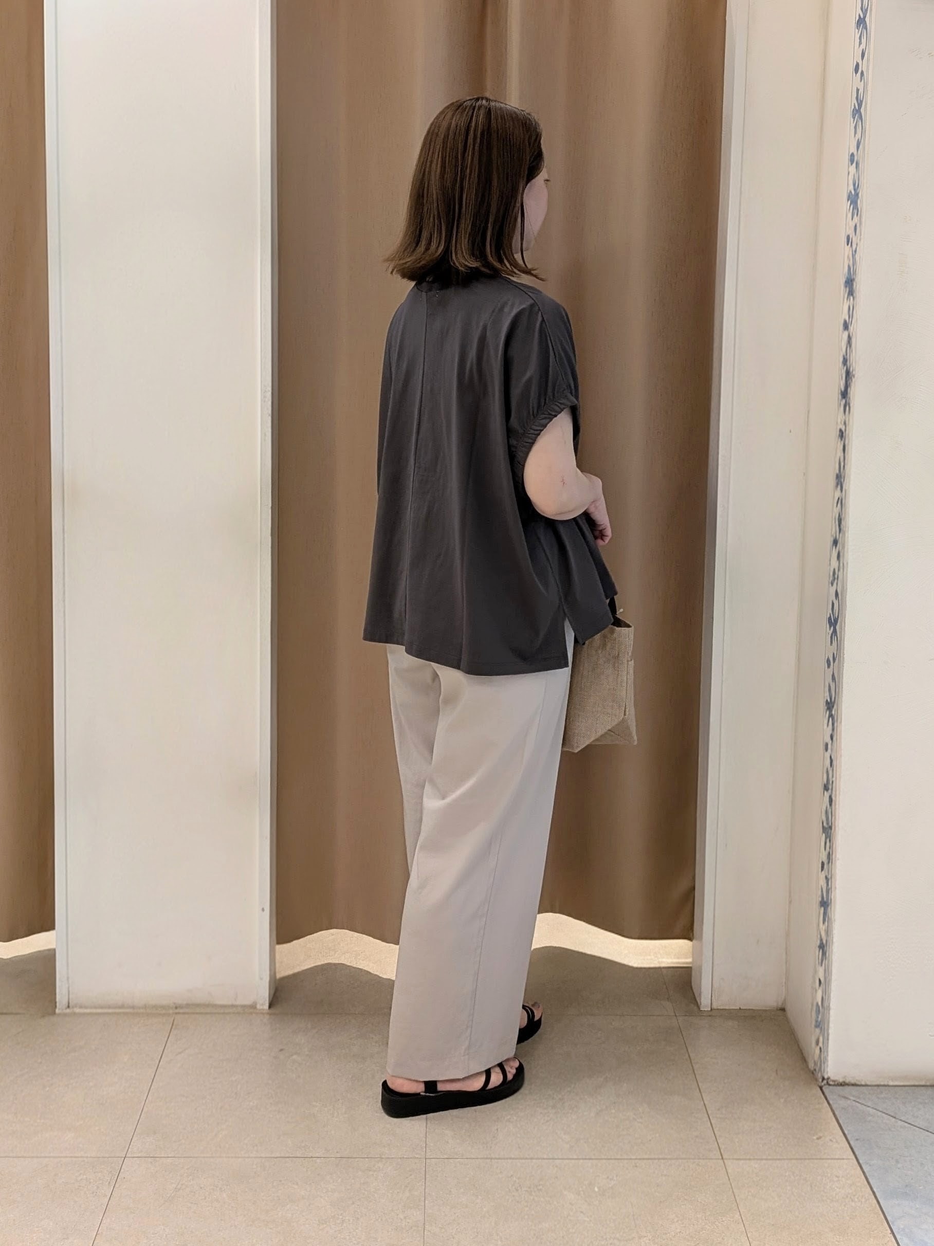 junさんの「SHOO･LA･RUE｜【ひんやり/洗濯機可】シンプルにこなれて見せる お袖ギャザードルマンTシャツ」を使ったコーディネート
