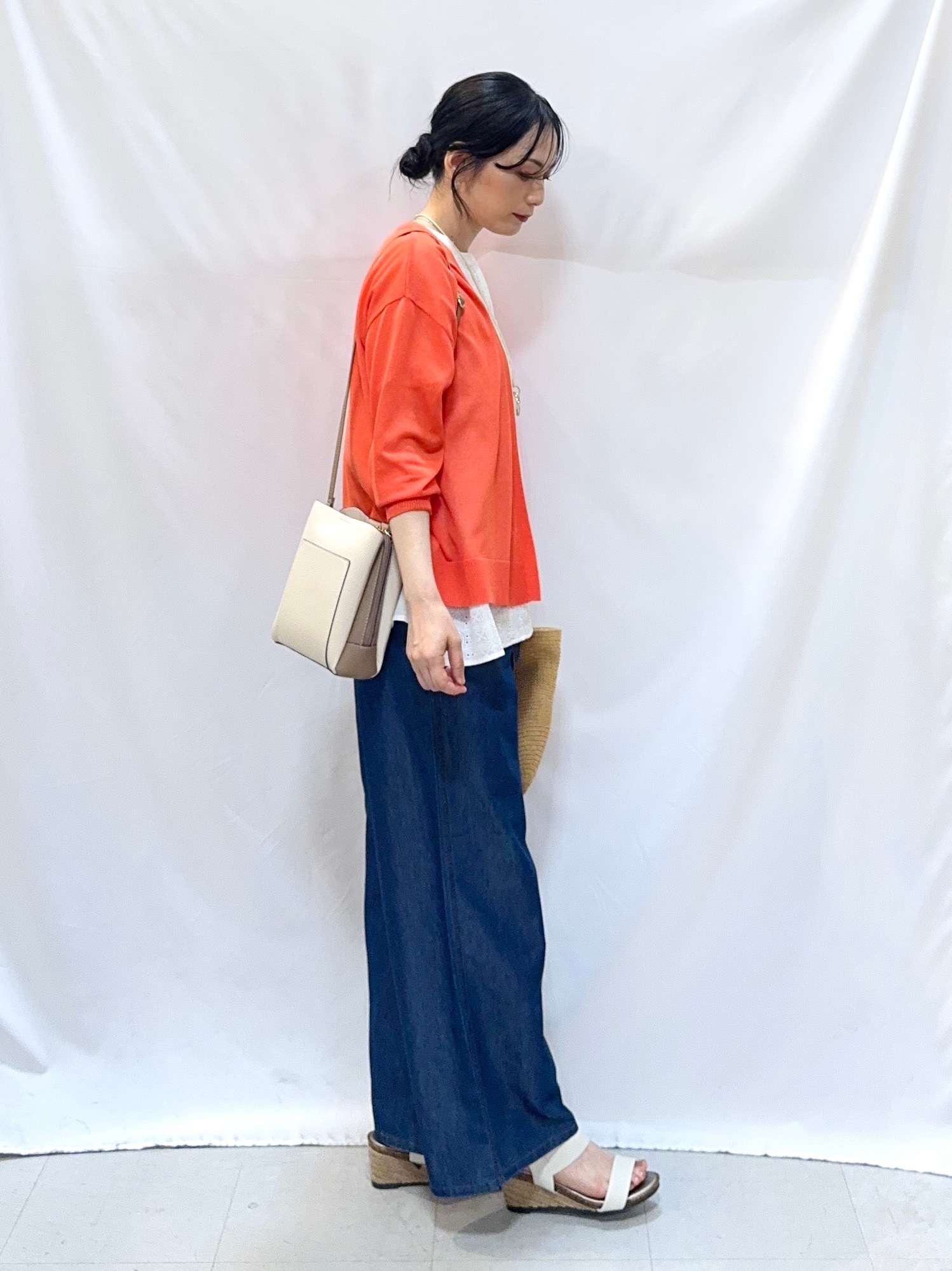𝐇𝐢𝐫𝐨𝐦𝐢さんの「SHOO･LA･RUE｜【ひんやり/洗濯機可/S-LL】オンにもオフにも マルチに使えるボタンレスカーディガン」を使ったコーディネート