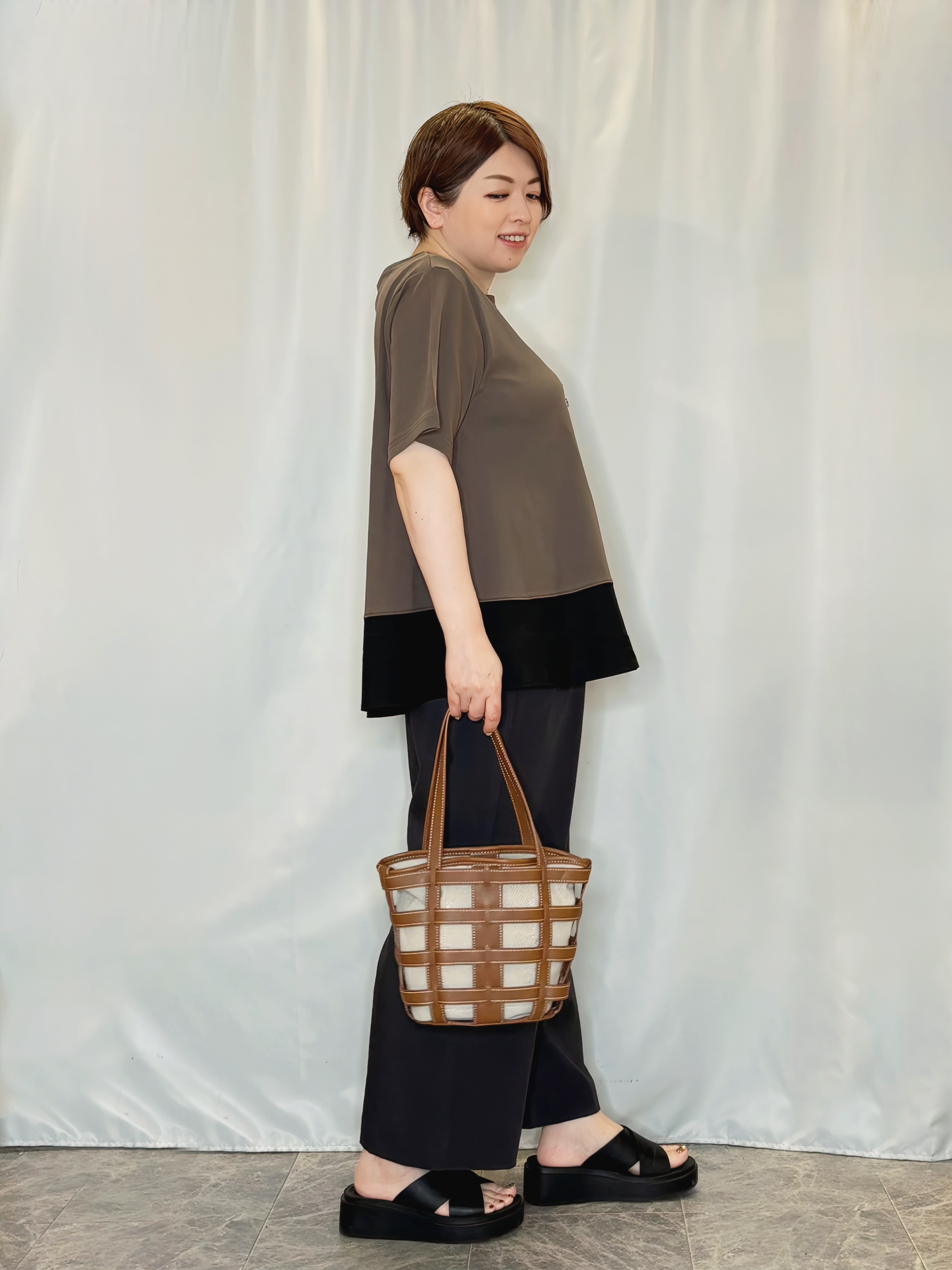 たみさんの「SHOO･LA･RUE｜【ひんやり/UV/抗菌防臭】体型カバーも叶う 裾切り替えAライントップス」を使ったコーディネート