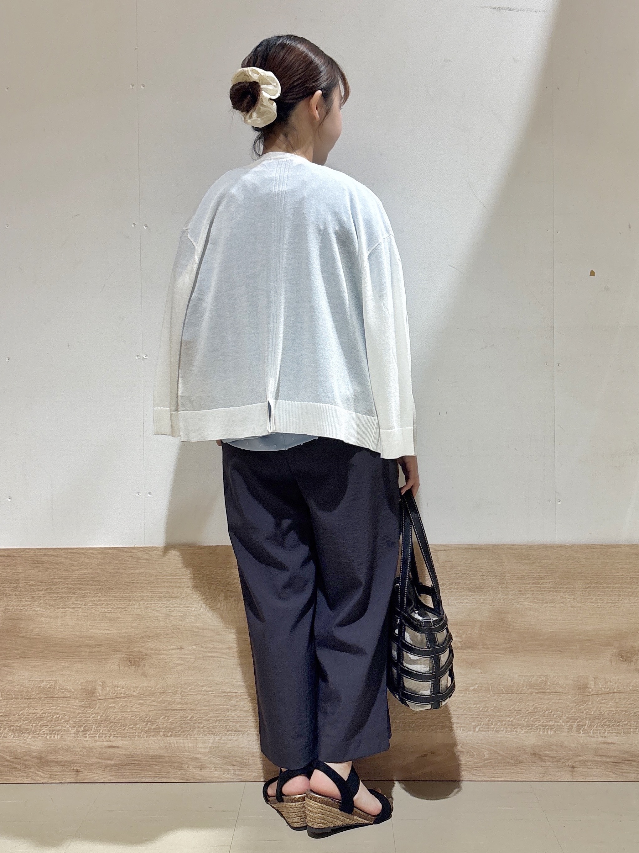 るねさんの「SHOO･LA･RUE｜【ひんやり/洗濯機可/S-LL】オンにもオフにも マルチに使えるボタンレスカーディガン」を使ったコーディネート