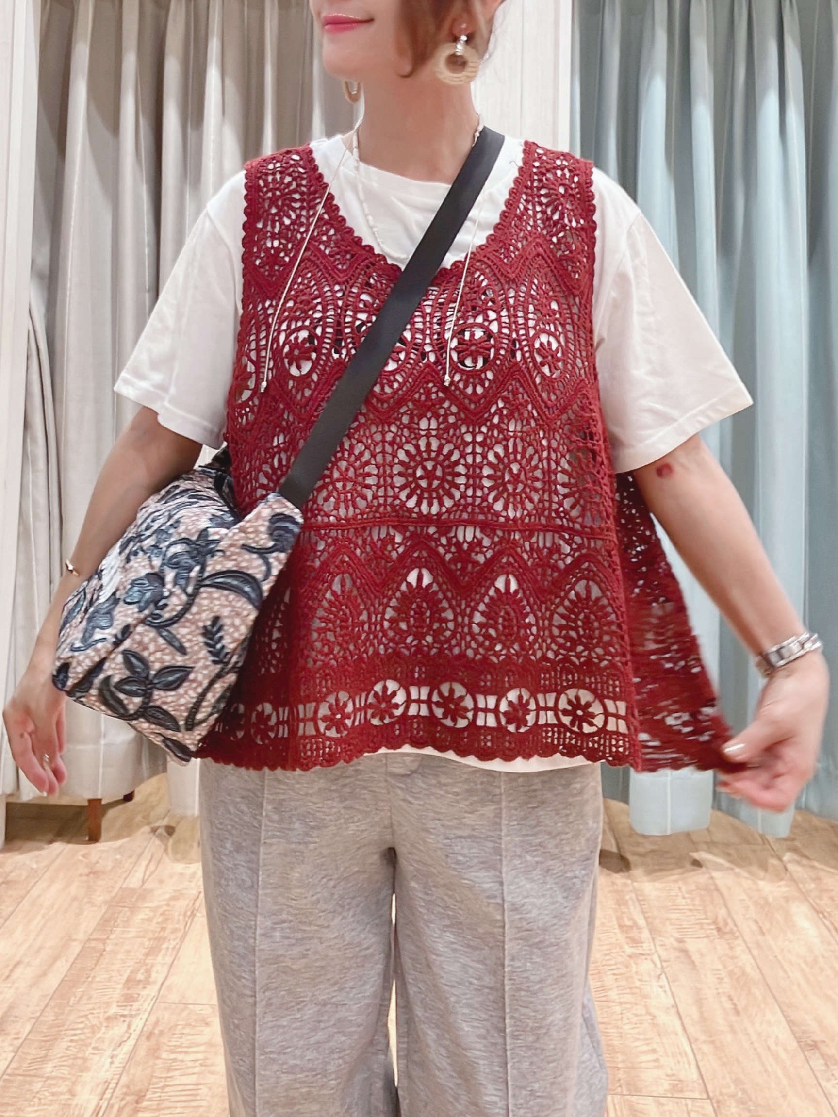 aaamiさんの「SHOO･LA･RUE｜【2点セット/S-LL】透かしクロシェ編みベスト＋ロゴT 大人の涼やかセット」を使ったコーディネート