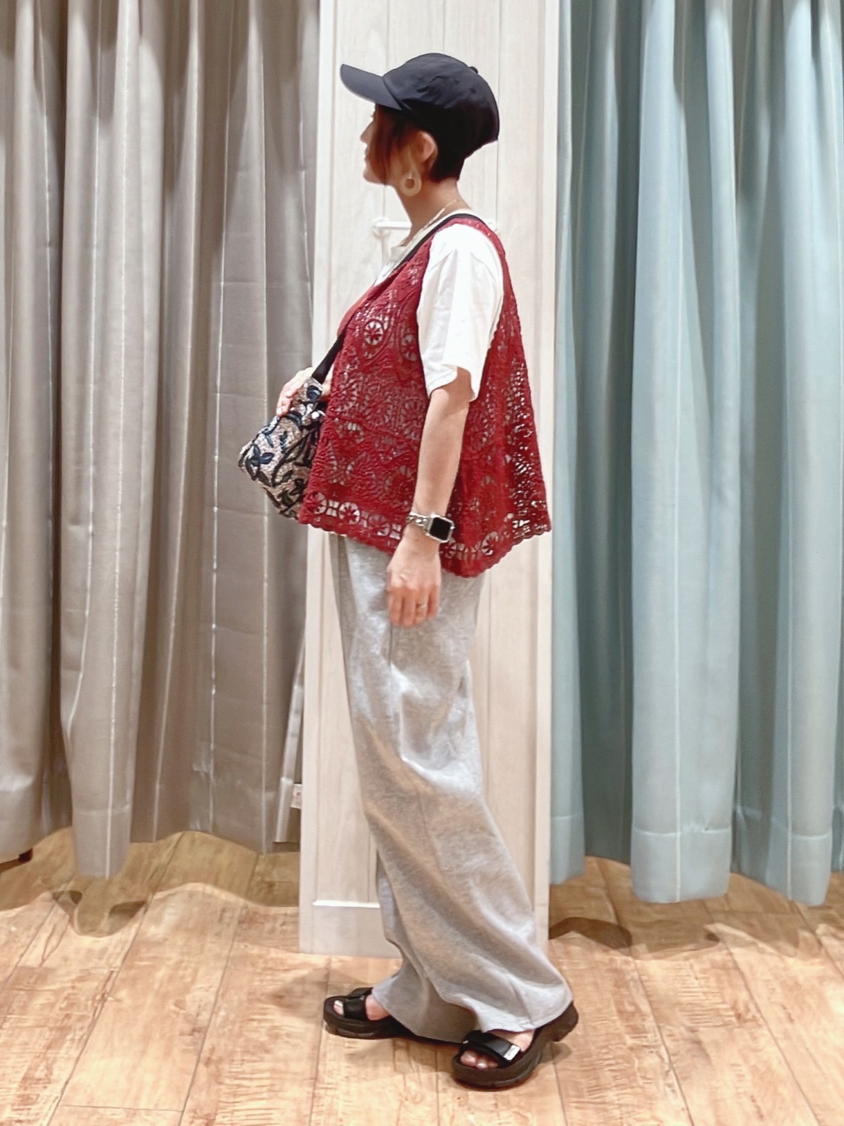 aaamiさんの「SHOO･LA･RUE｜【2点セット/S-LL】透かしクロシェ編みベスト＋ロゴT 大人の涼やかセット」を使ったコーディネート