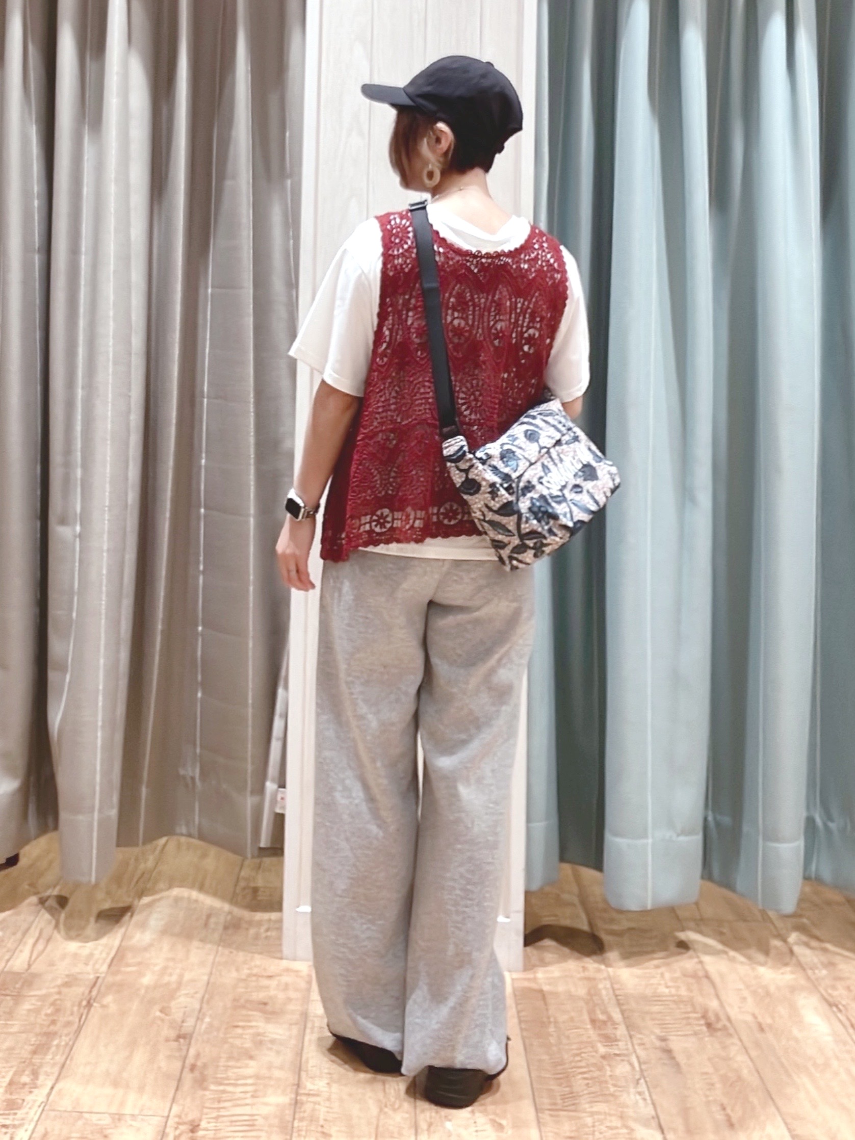 aaamiさんの「SHOO･LA･RUE｜【2点セット/S-LL】透かしクロシェ編みベスト＋ロゴT 大人の涼やかセット」を使ったコーディネート
