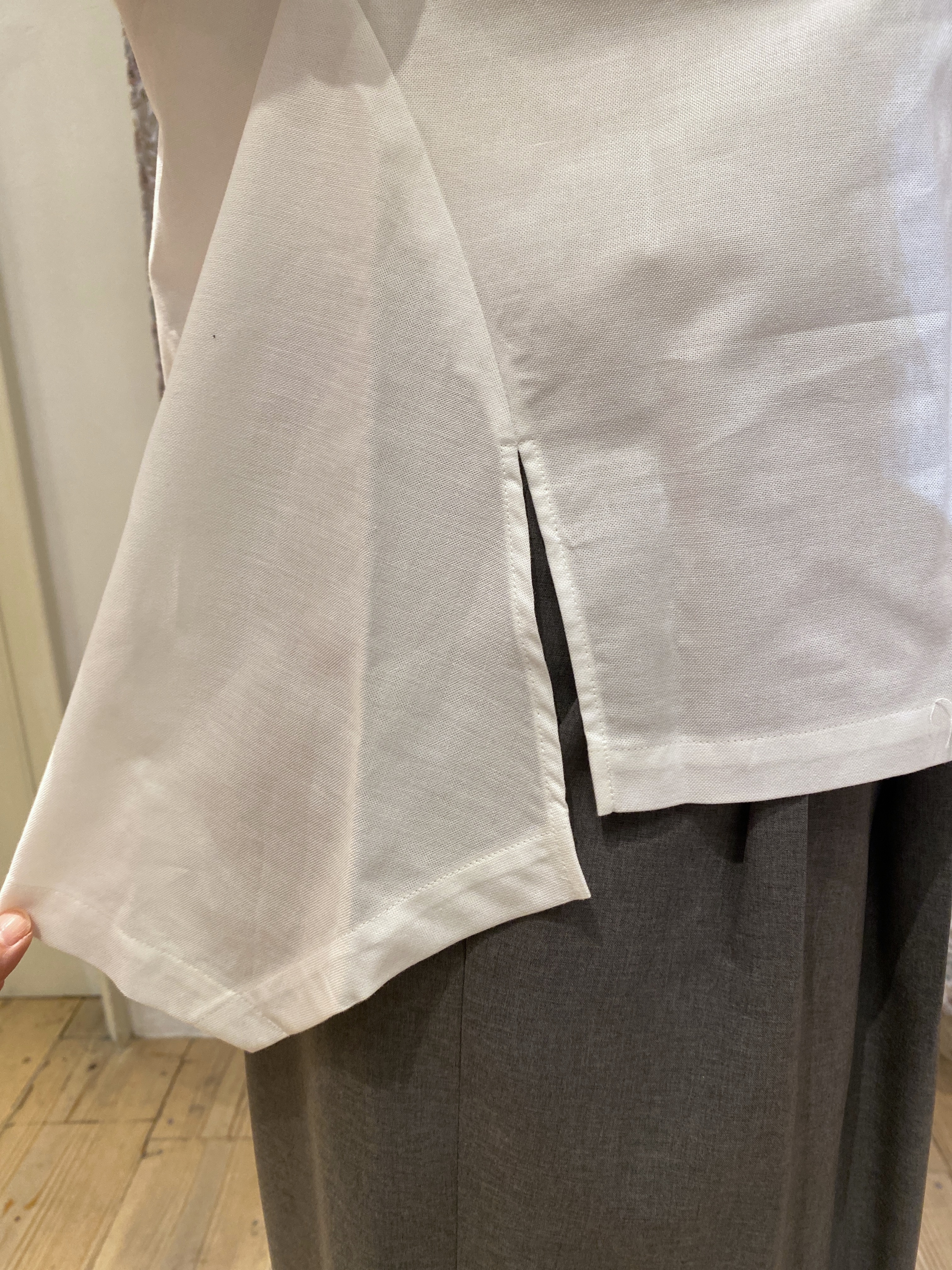 Ayano.Kさんの「DRESSTERIOR｜【毎年人気/ウォッシャブル】バックフレアオックスシャツ」を使ったコーディネート