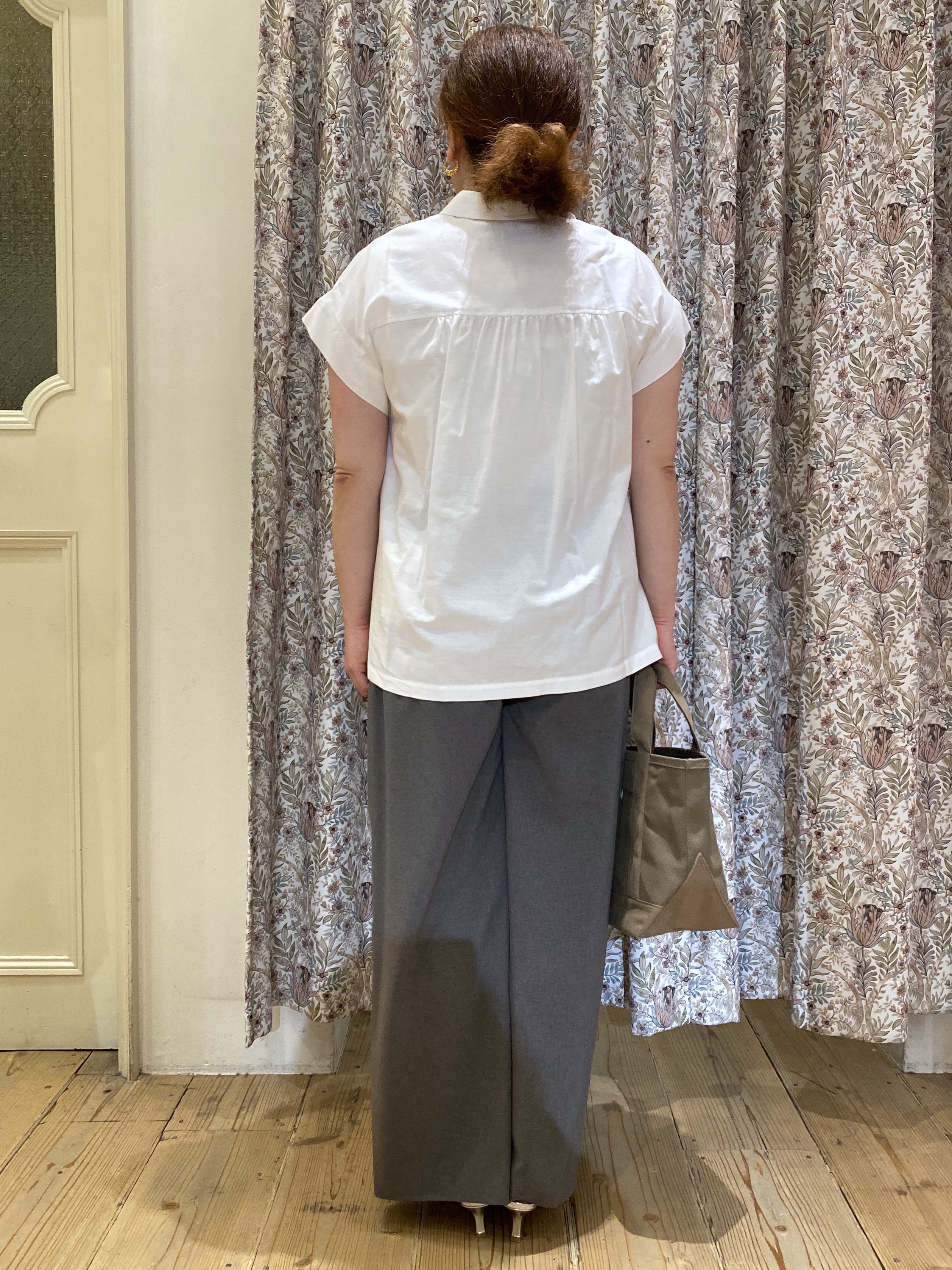 Ayano.Kさんの「DRESSTERIOR｜【毎年人気/ウォッシャブル】バックフレアオックスシャツ」を使ったコーディネート