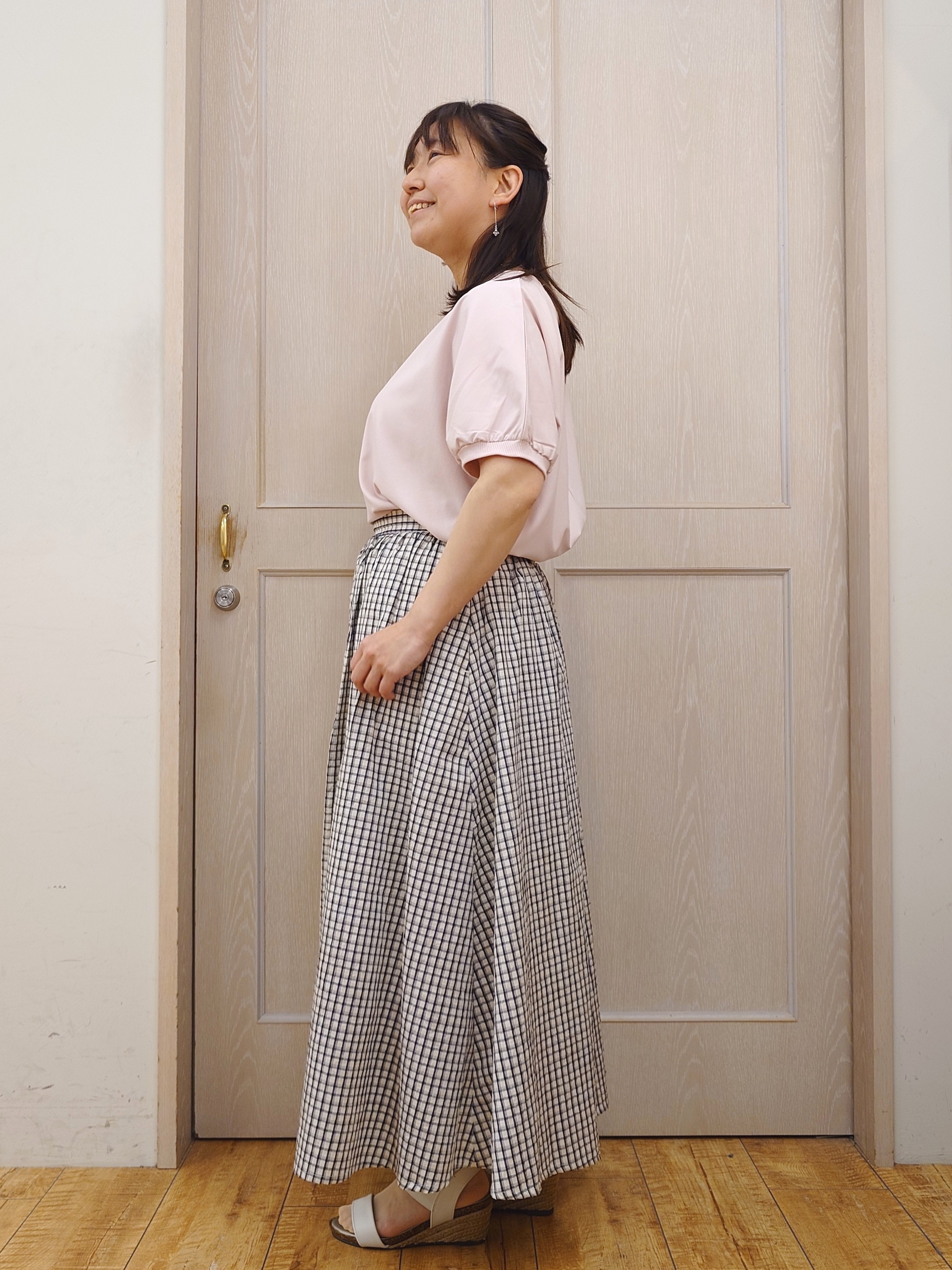 とろろさんの「SHOO･LA･RUE｜【ひんやり/洗濯後しわになりにくい】インせず着られる さらっとタッチのドルマンブラウス」を使ったコーディネート